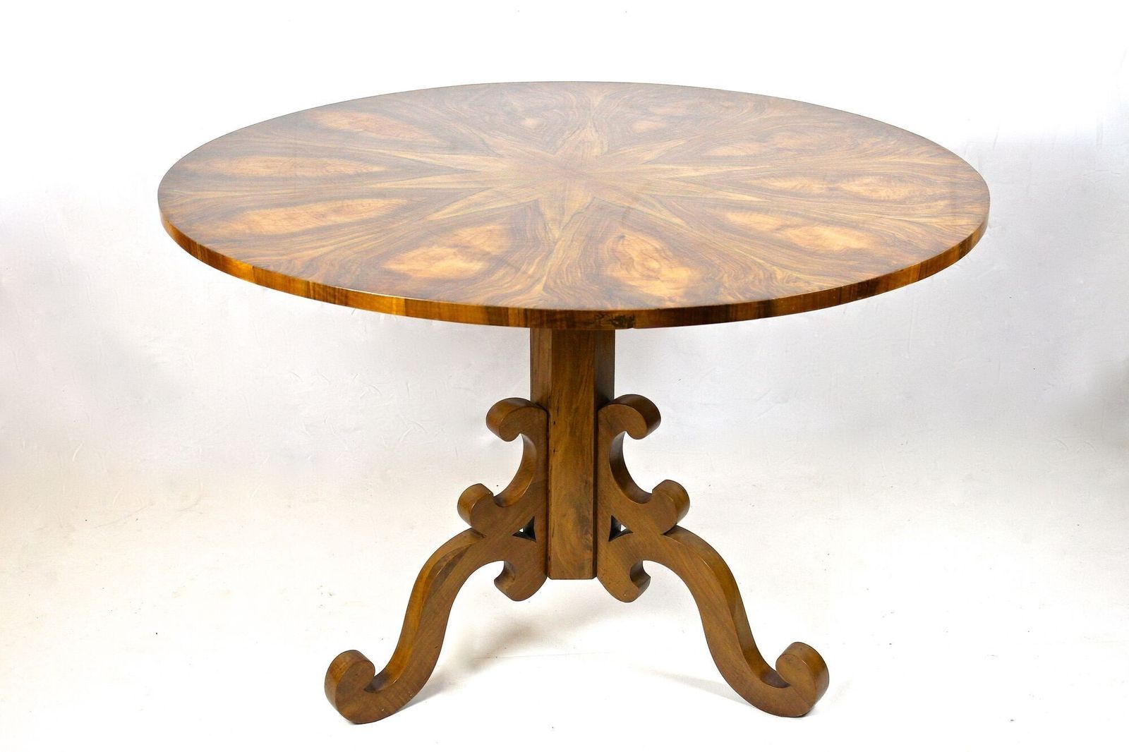 19th Century Round Biedermeier Dining  / Center Table, Nutwood, At Ca 1835 photo 6150.0
