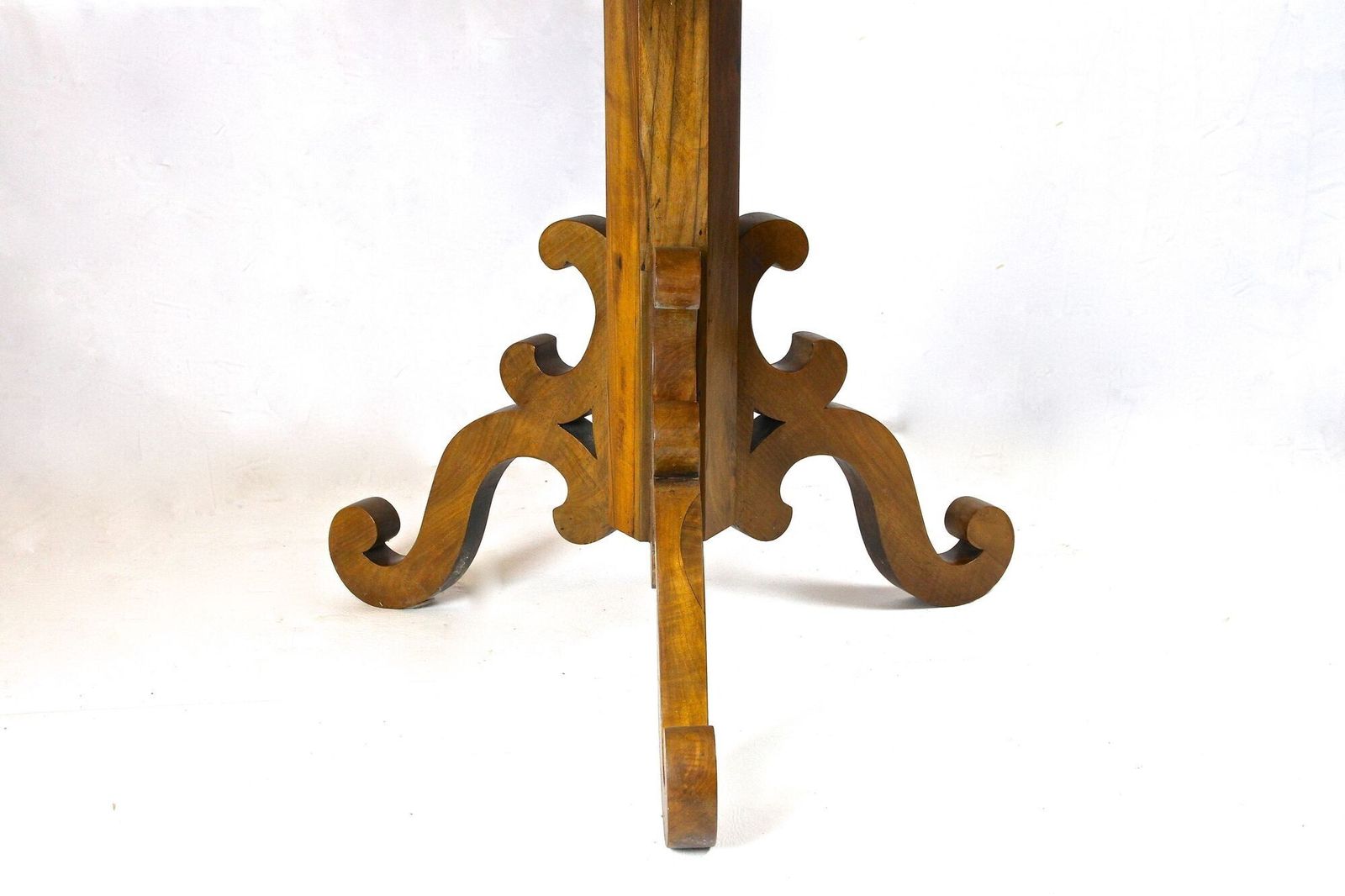 photo furniture 19th Century Round Biedermeier Dining  / Center Table, Nutwood, At Ca 1835