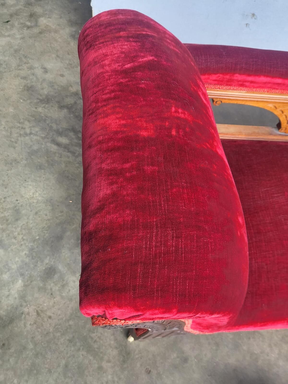 photo buy Antique Victorian Red Chaise Longue Sofa Turned Legs Castors