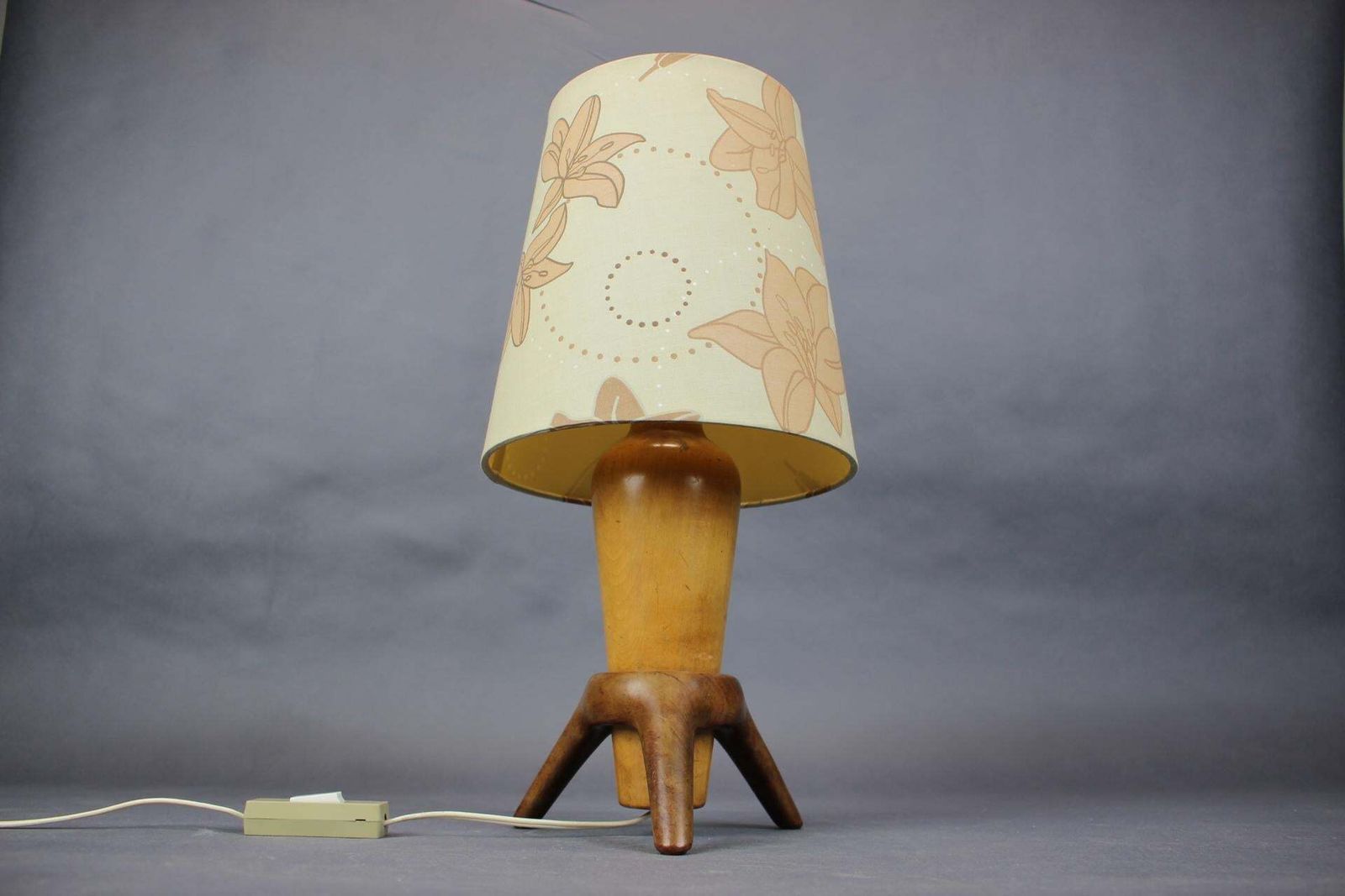 Lampe de table mid-century ULUV en bois, Tchécoslovaquie, années 1960 photo furniture