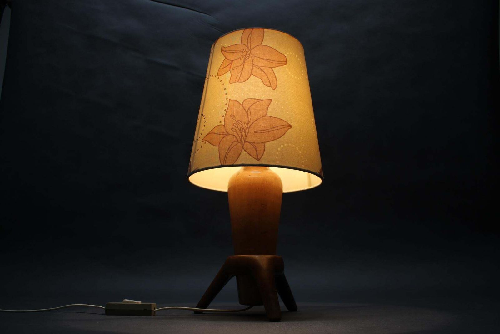 photo for sale Lampe de table mid-century ULUV en bois, Tchécoslovaquie, années 1960