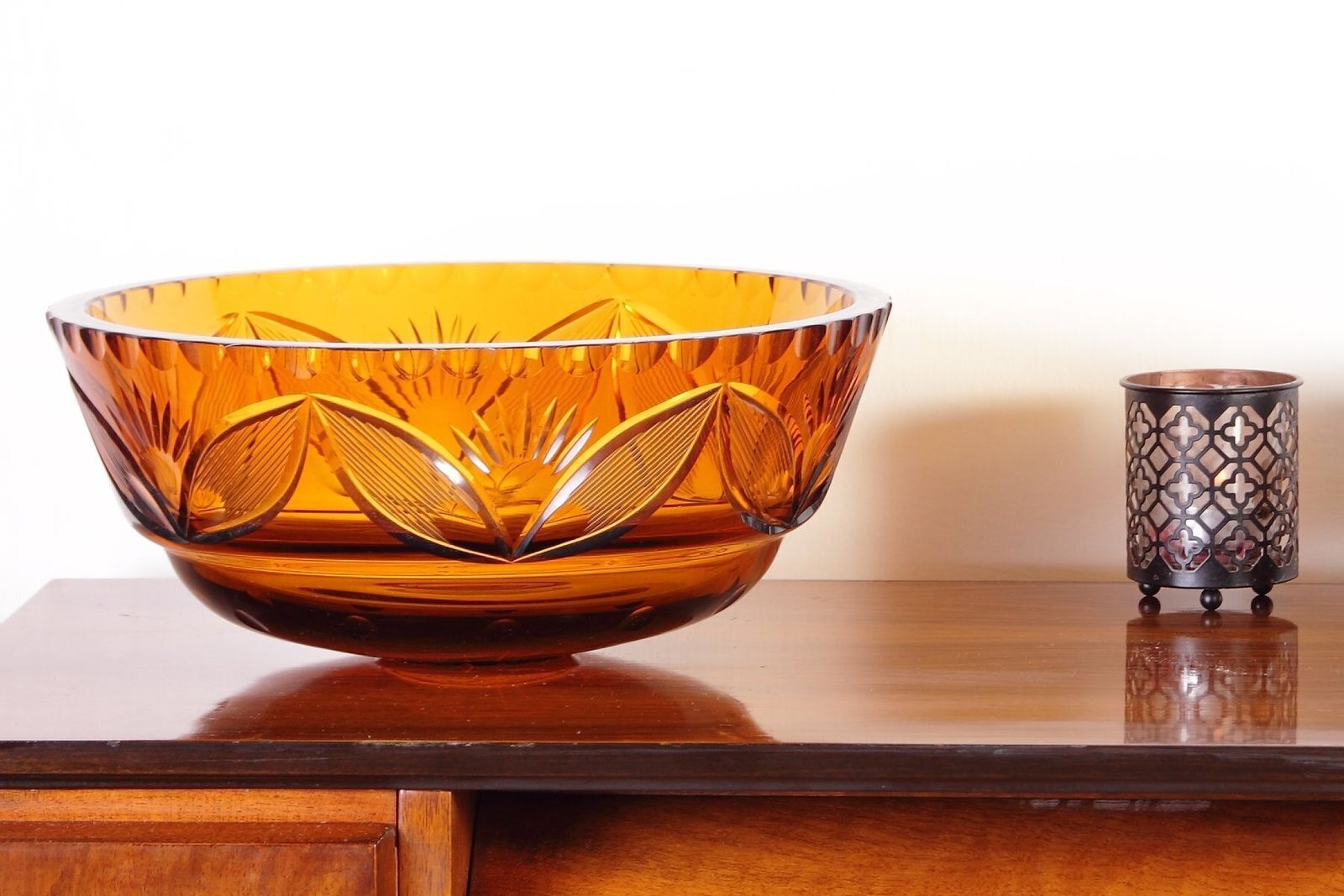 Boheemse schaal van barnsteenkleurig glas, Tsjecho-Slowakije, jaren 1940 photo Woonaccessoires