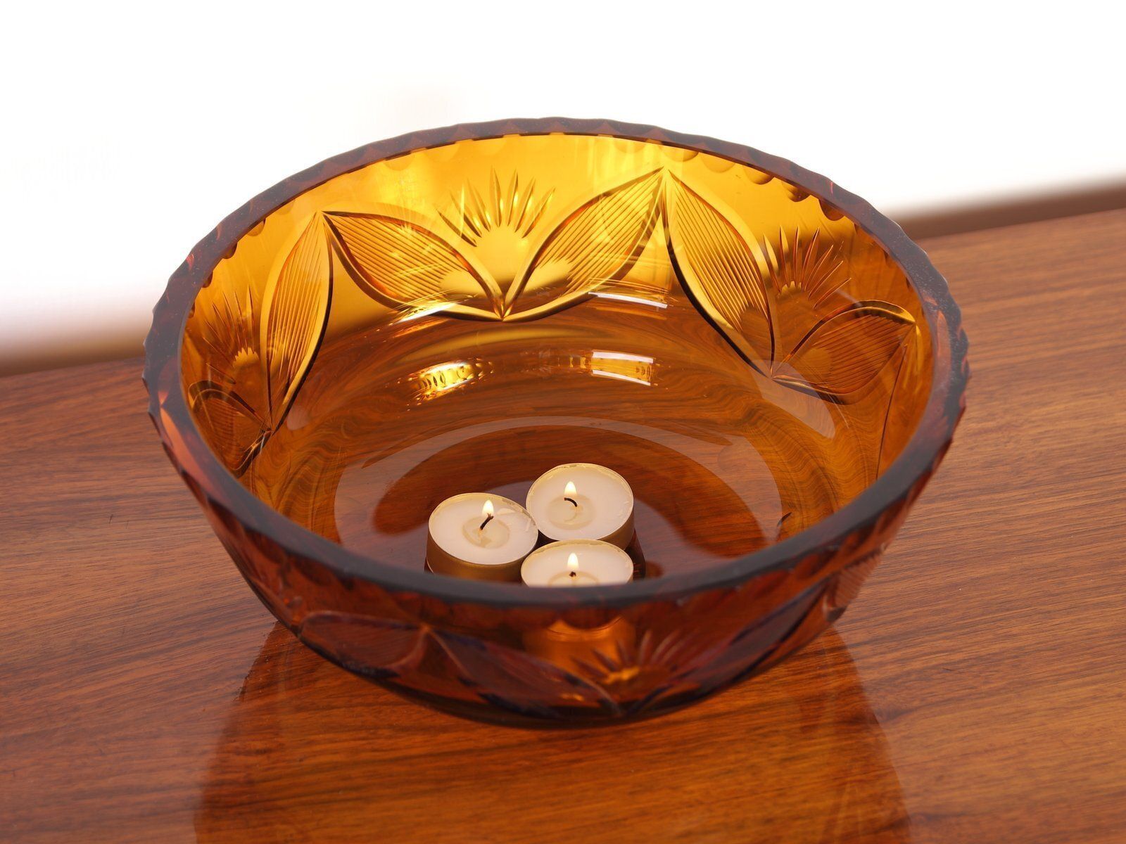 Boheemse schaal van barnsteenkleurig glas, Tsjecho-Slowakije, jaren 1940 photo vinterior