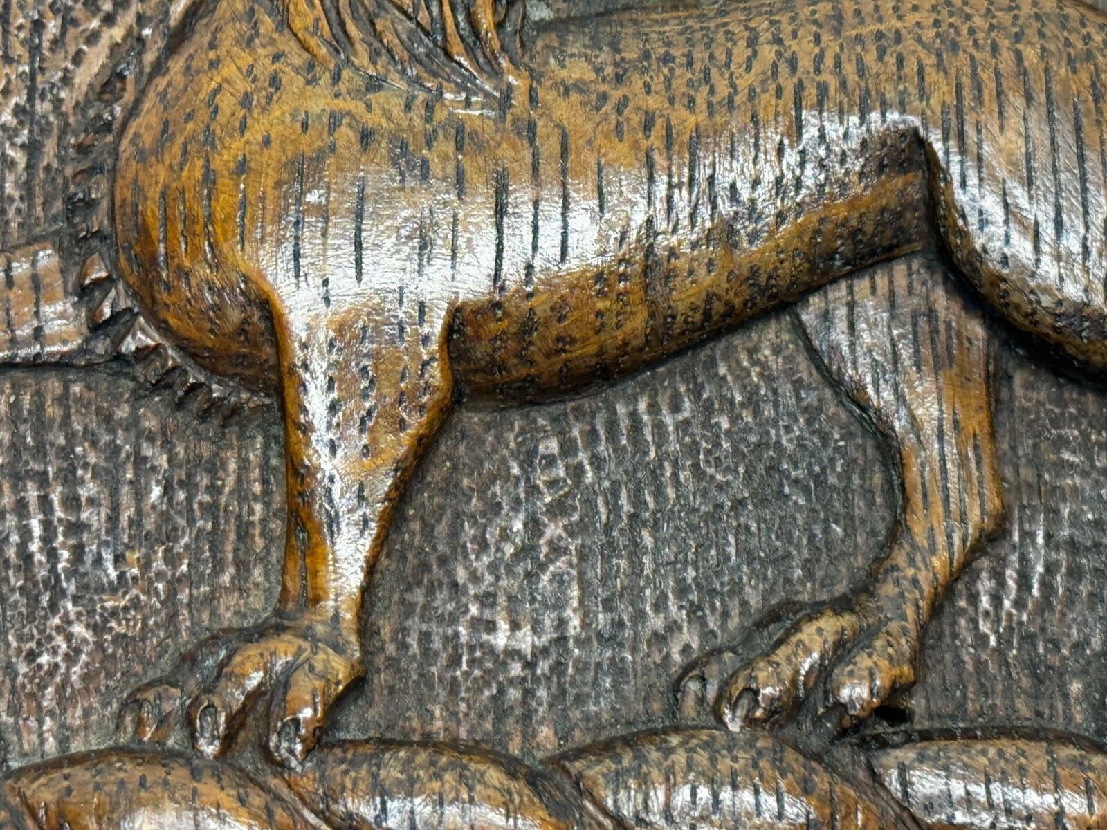 photo vinterior 19e-eeuws Pugin-ontwerp Gesneden Tijgereiken Heraldische Leeuw Schild Wapenschild Sculptuur
