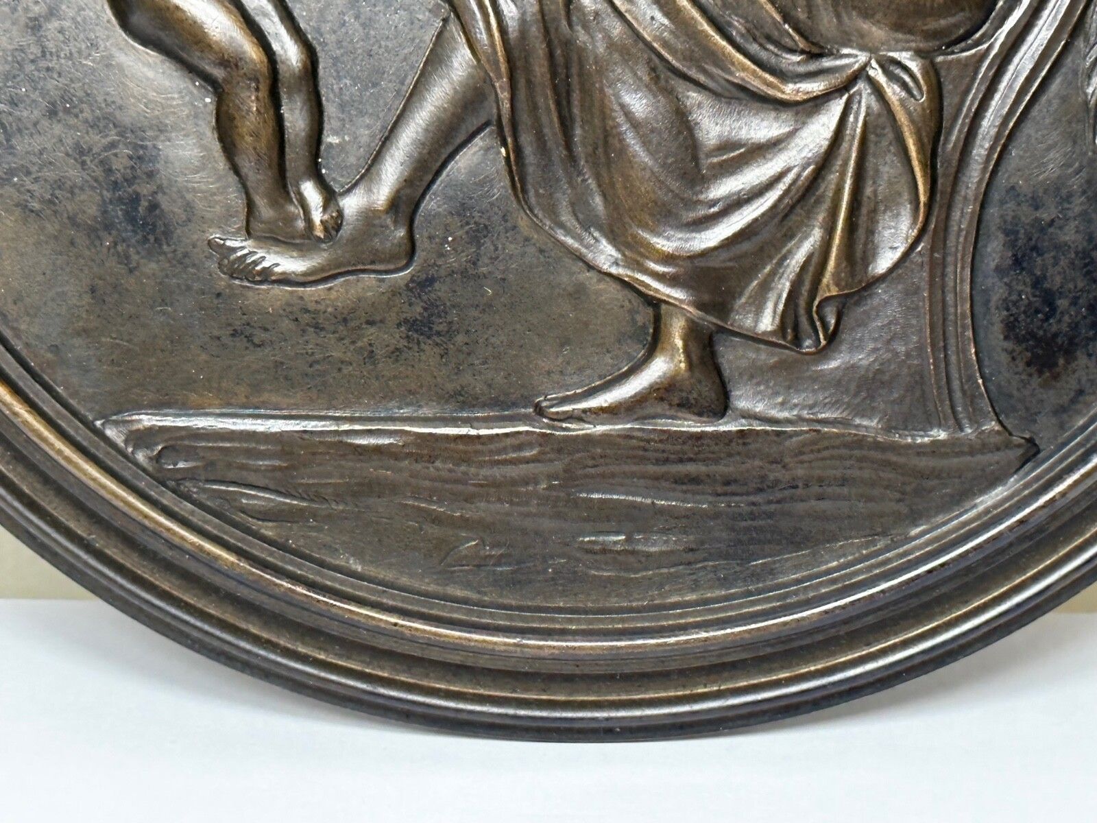 19e-eeuwse Coalbrookdale bronzen ronde plaquette, moeder met kind photo vinterior