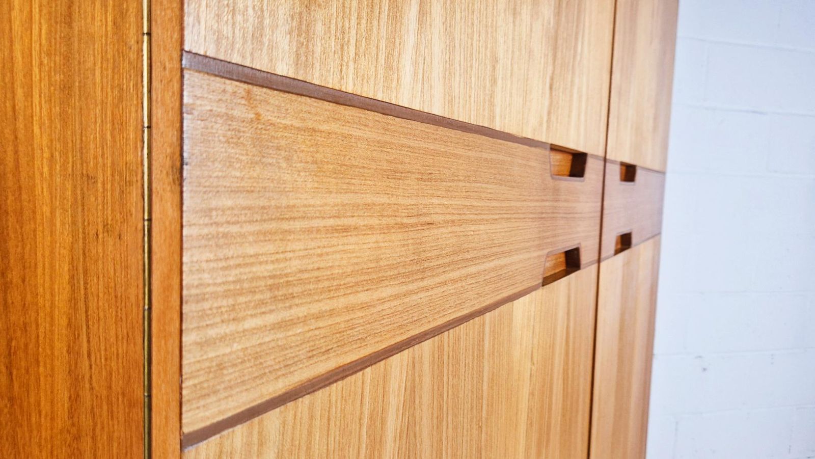 photo furniture Gunther Hoffstead For Uniflex Q Range Vintage Mid Century Blonde Teak Double Wardrobe Pg187.