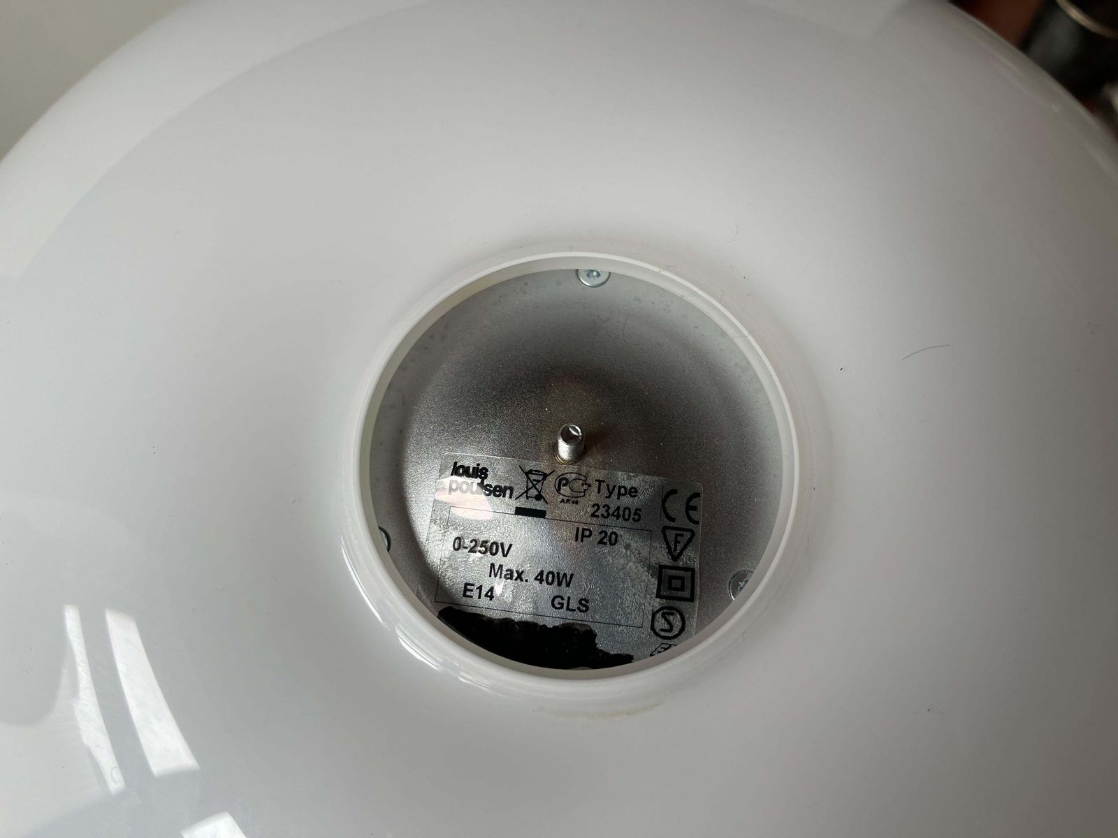 photo furniture Vintage Louis Poulsen PH 3/2 tafellamp in chroom en opaalwit glas