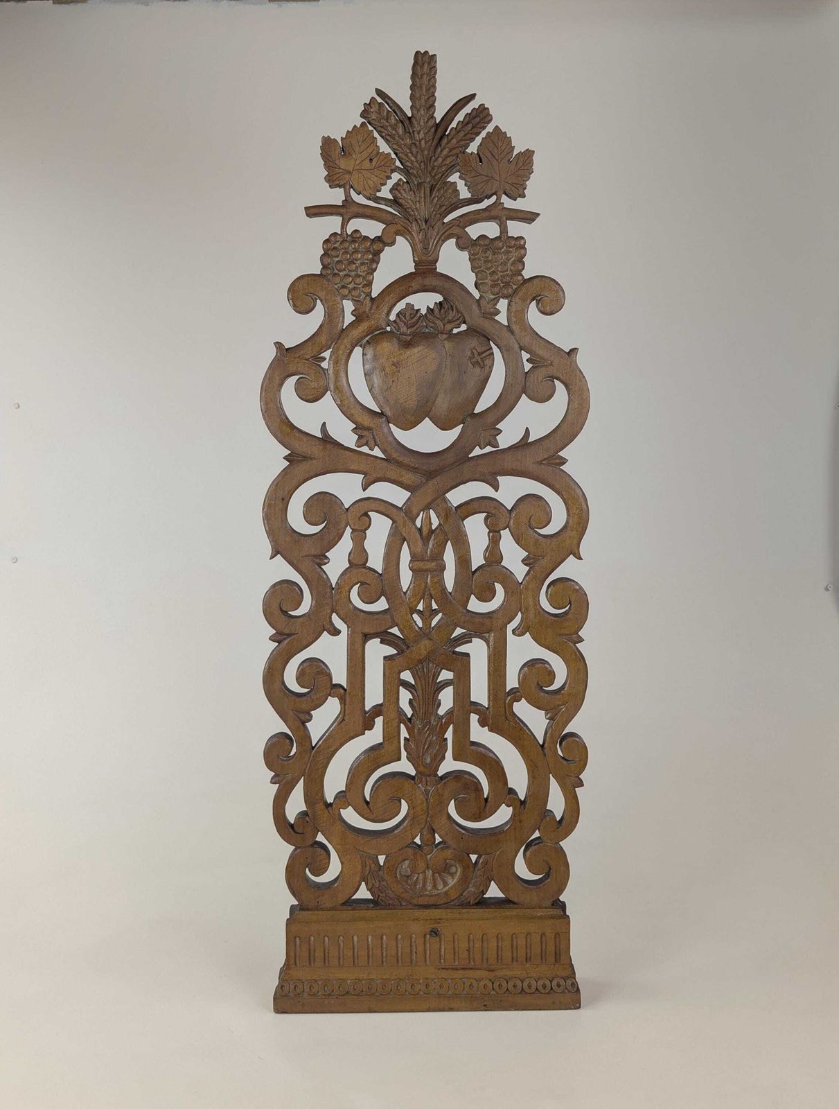 photo vintage Carved Wood Religious Altar Fragment, 19th Century French Catholic Church Pediment, Sacred Heart Eucharist Wheat Grapes Plaque