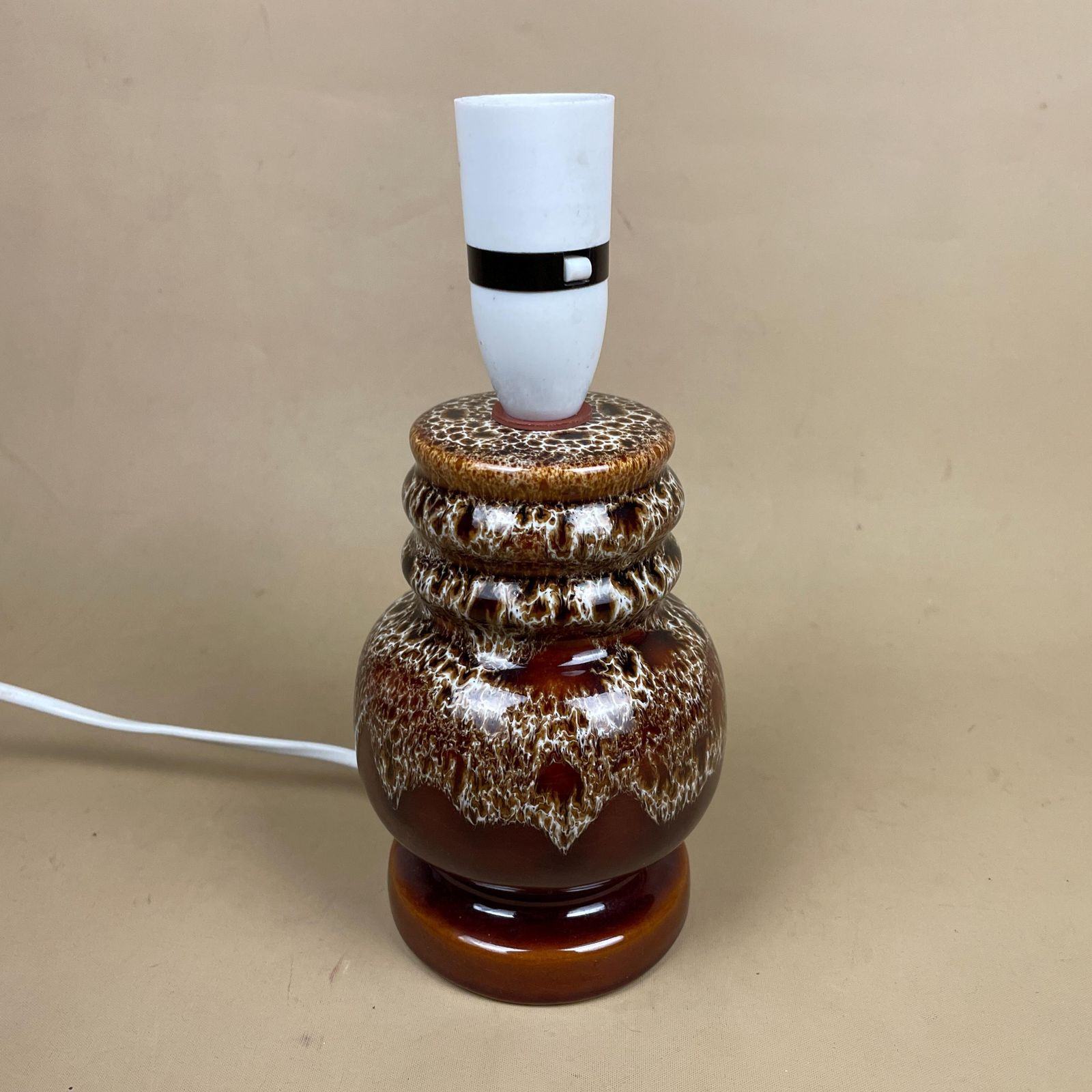 Vintage Ceramic Patterned Brown Studio Pottery Lamp Bedside Table Light Handle Vase Retro Cottage Natural Antique Pattern Handmade Marbled photo vinterior