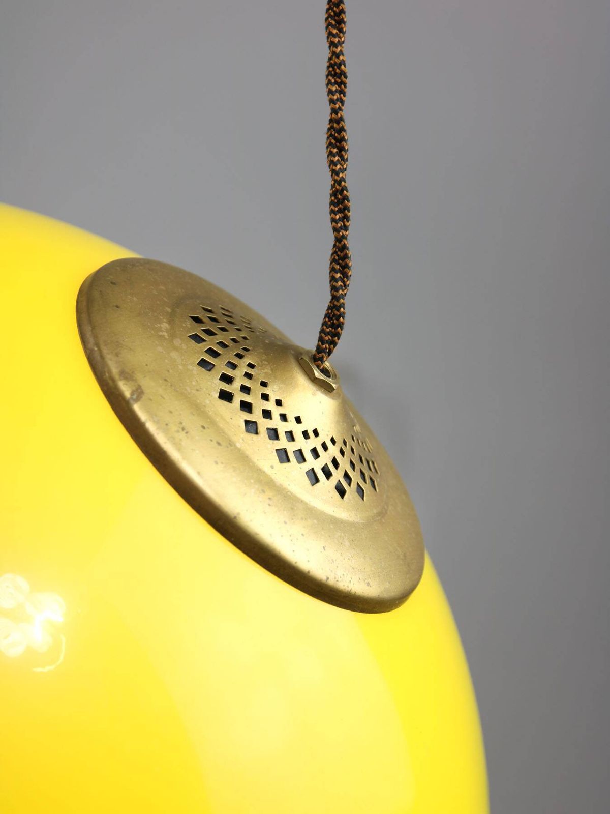 Vintage Italiaanse hanglamp van messing en geel plexiglas photo vinterior