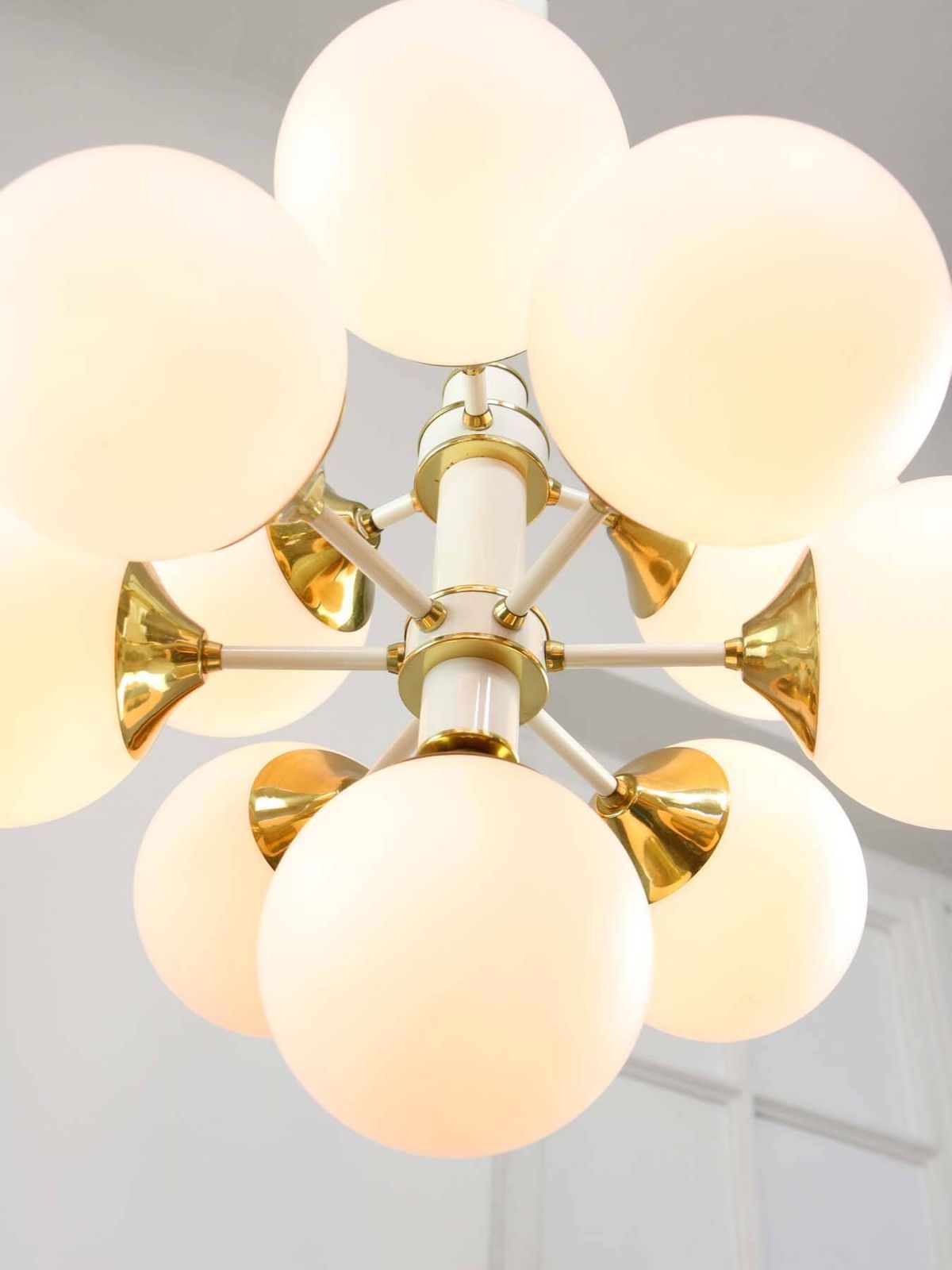 Vintage Italiaanse messing en opaline 10-arms sputnik kroonluchter, jaren 1970 photo furniture