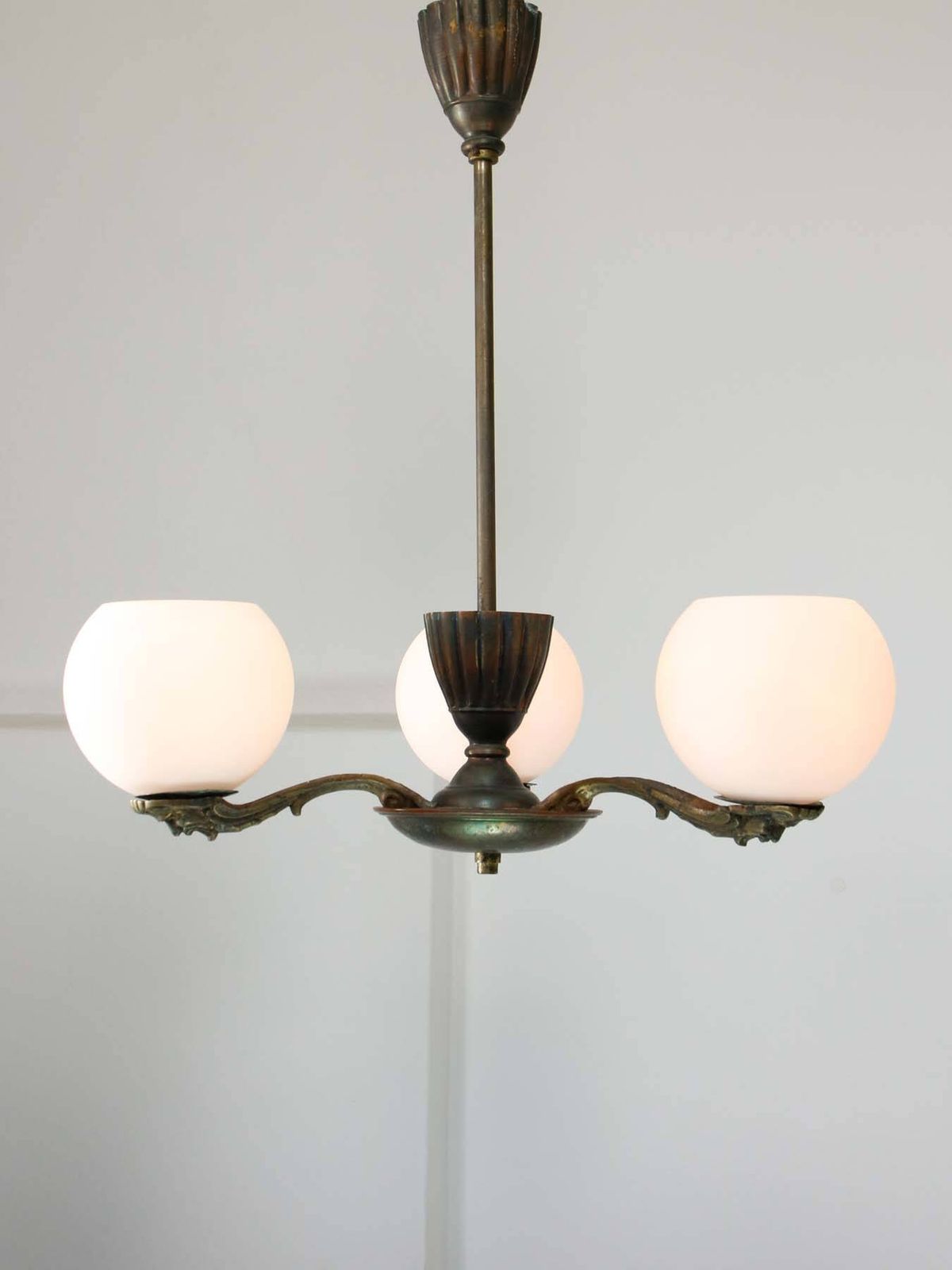 photo furniture Art Deco Franse Messing Figuratieve Kroonluchter, 1930