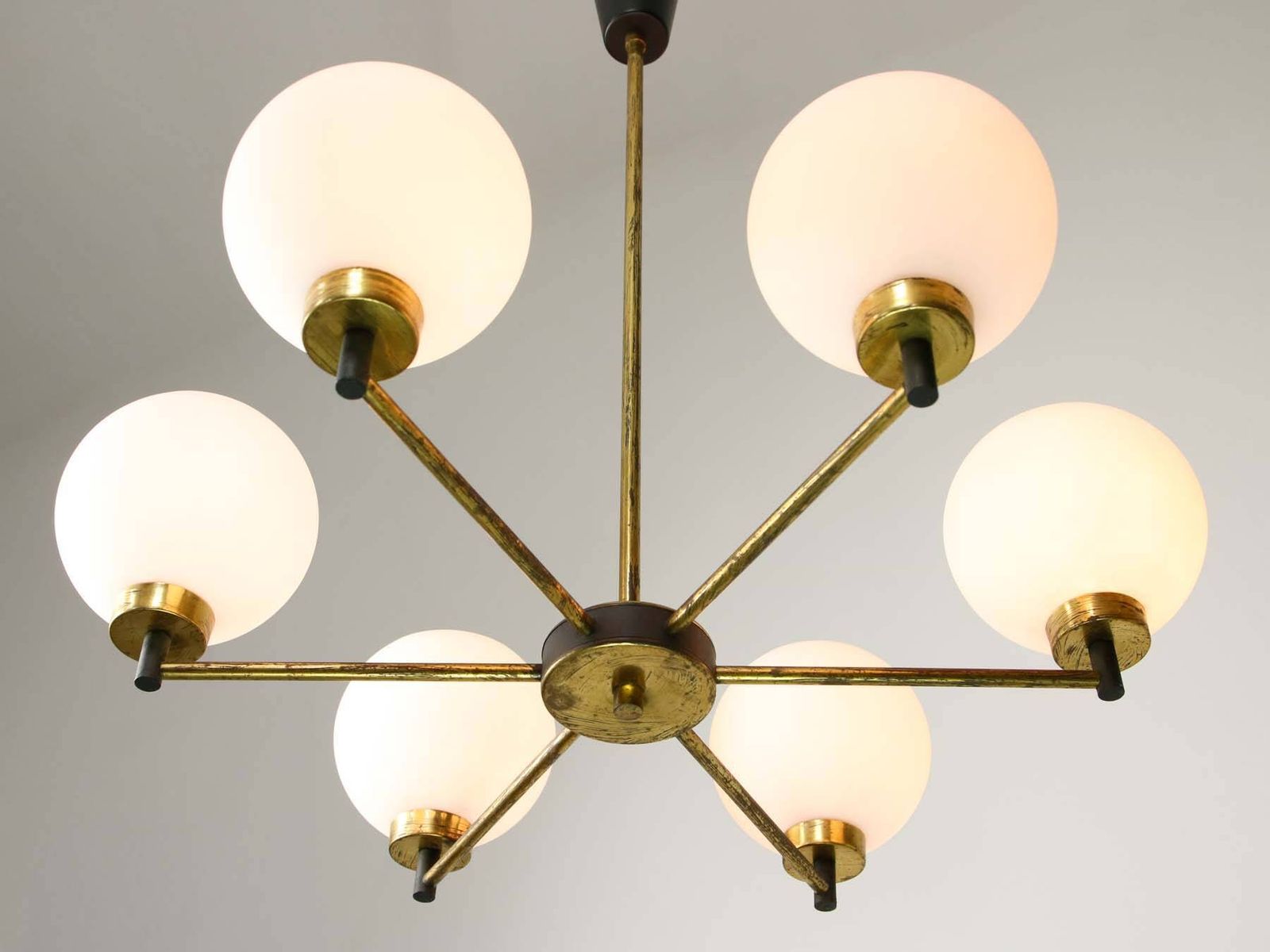 Mid-Century Italiaanse Messing en Opalen Hanglamp photo vinterior