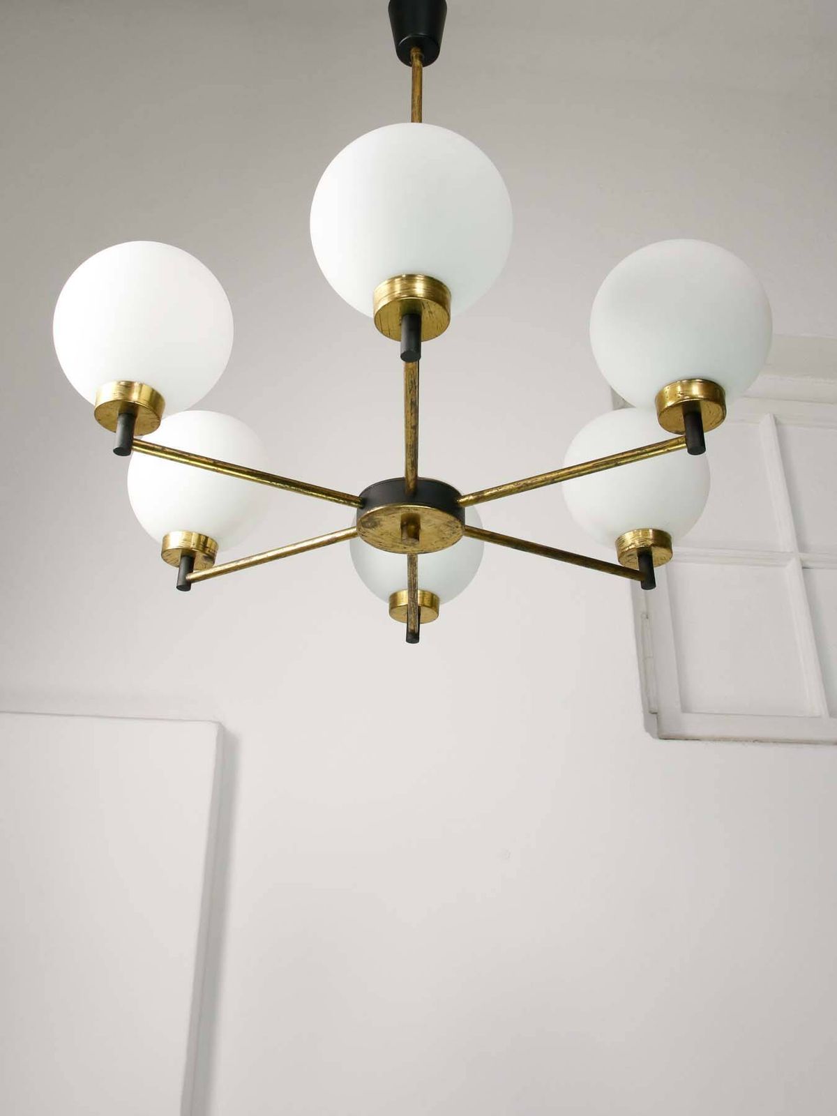 photo buy Mid-Century Italiaanse Messing en Opalen Hanglamp