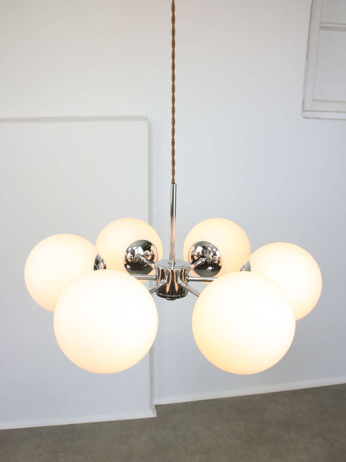 748.0 Space Age Italiaanse Sputnik Kroonluchter in Chroom en Opaal Glas, jaren 1970 photo