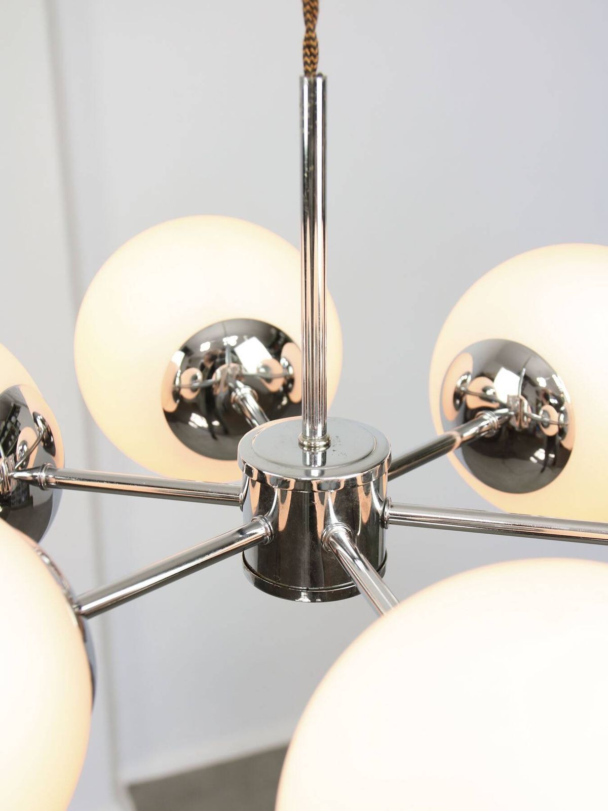 photo vinterior Space Age Italiaanse Sputnik Kroonluchter in Chroom en Opaal Glas, jaren 1970