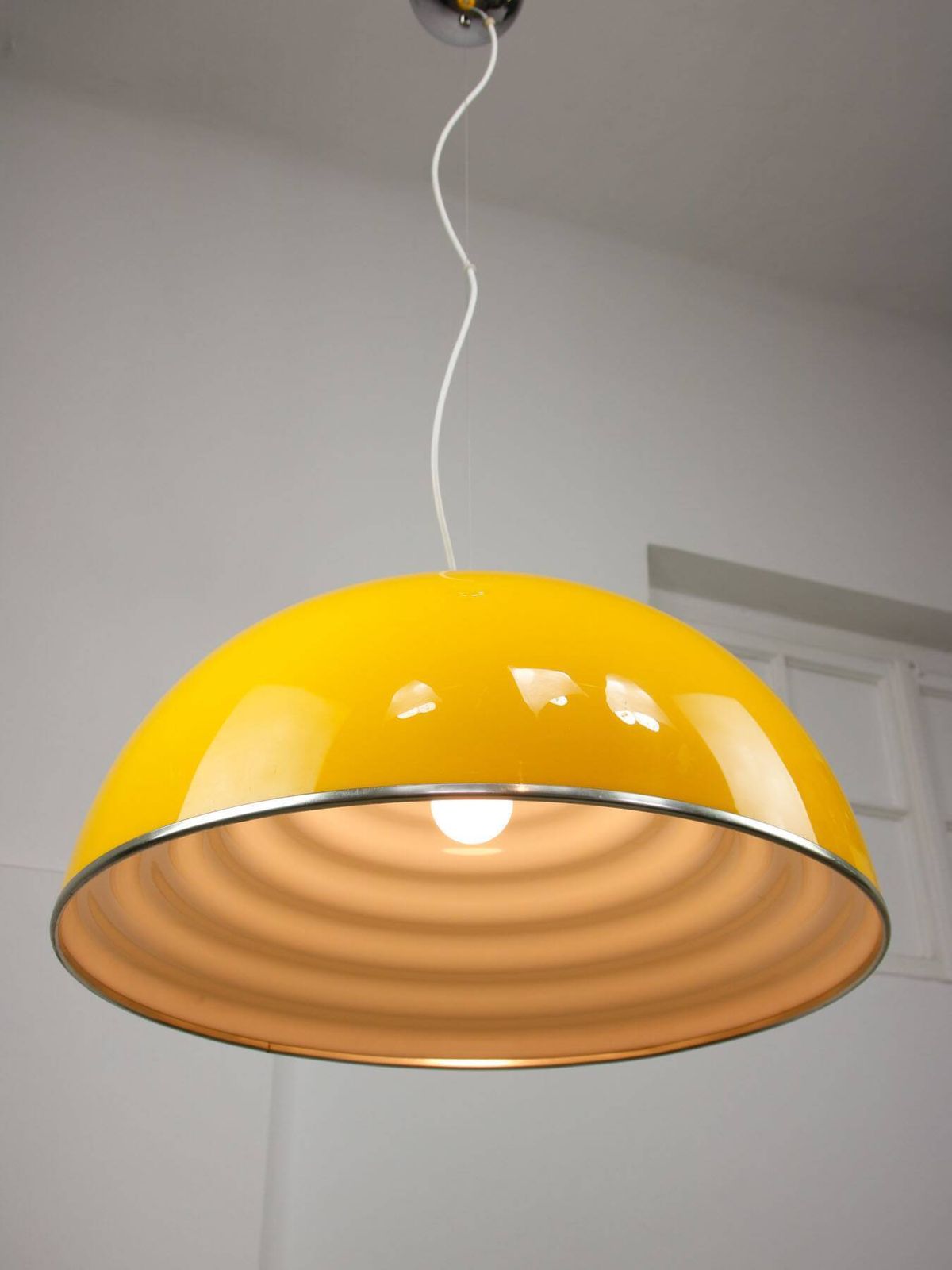 Zeldzame grote gele Space Age hanglamp van Guzzini, jaren 1970 photo vintage