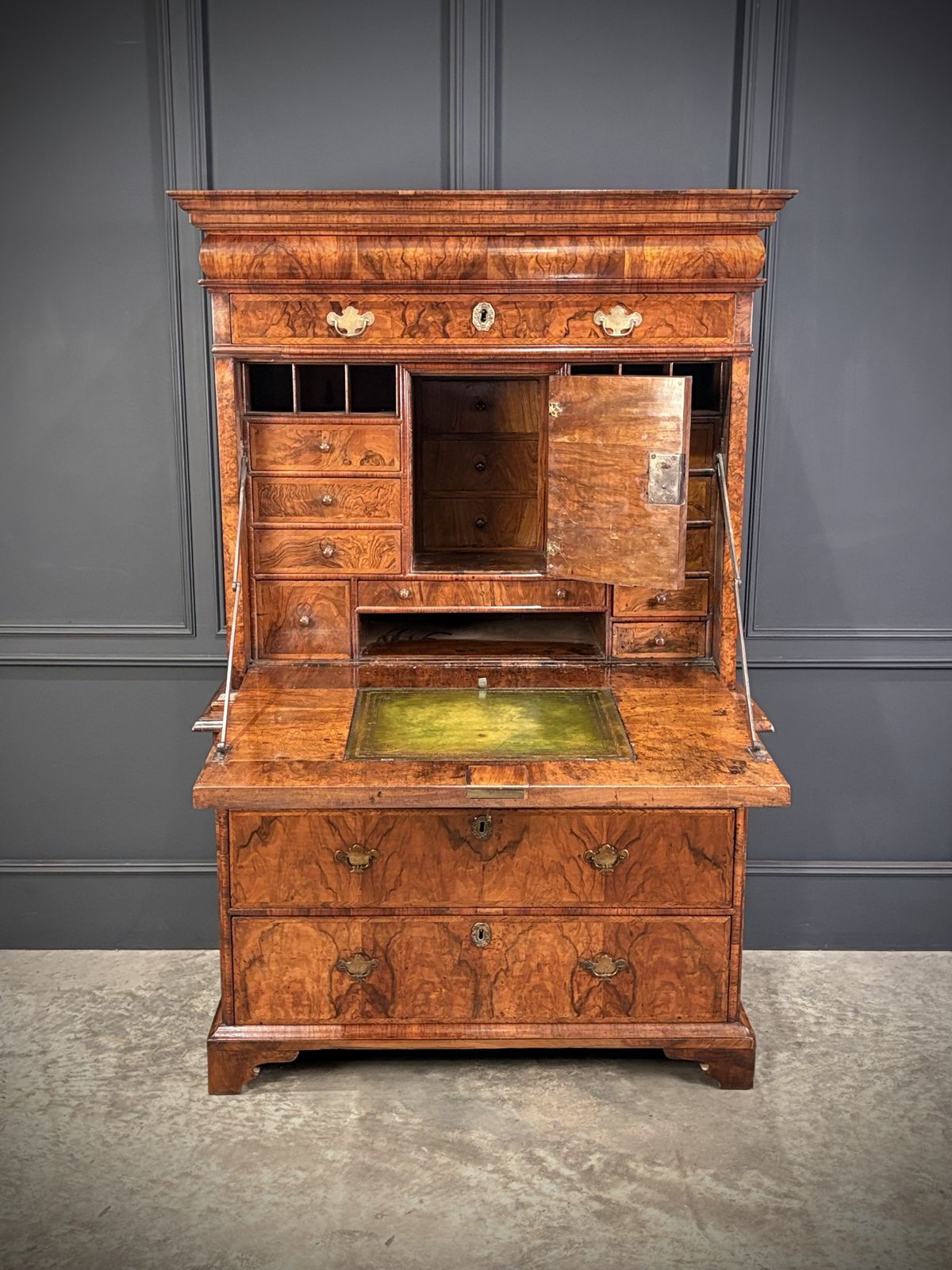 Queen Anne Walnut Secretaire Chest / Escritoire photo 4250.0