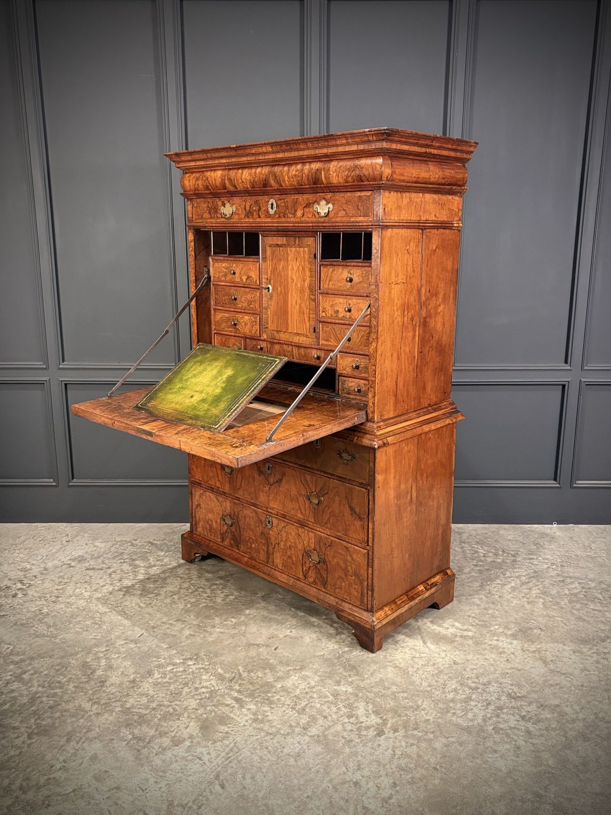 Queen Anne Walnut Secretaire Chest / Escritoire photo vintage