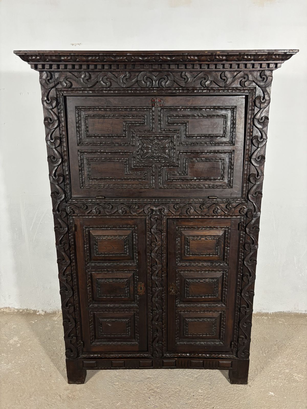 19e-eeuws barok eiken abattant met diep gesneden decoratie photo furniture