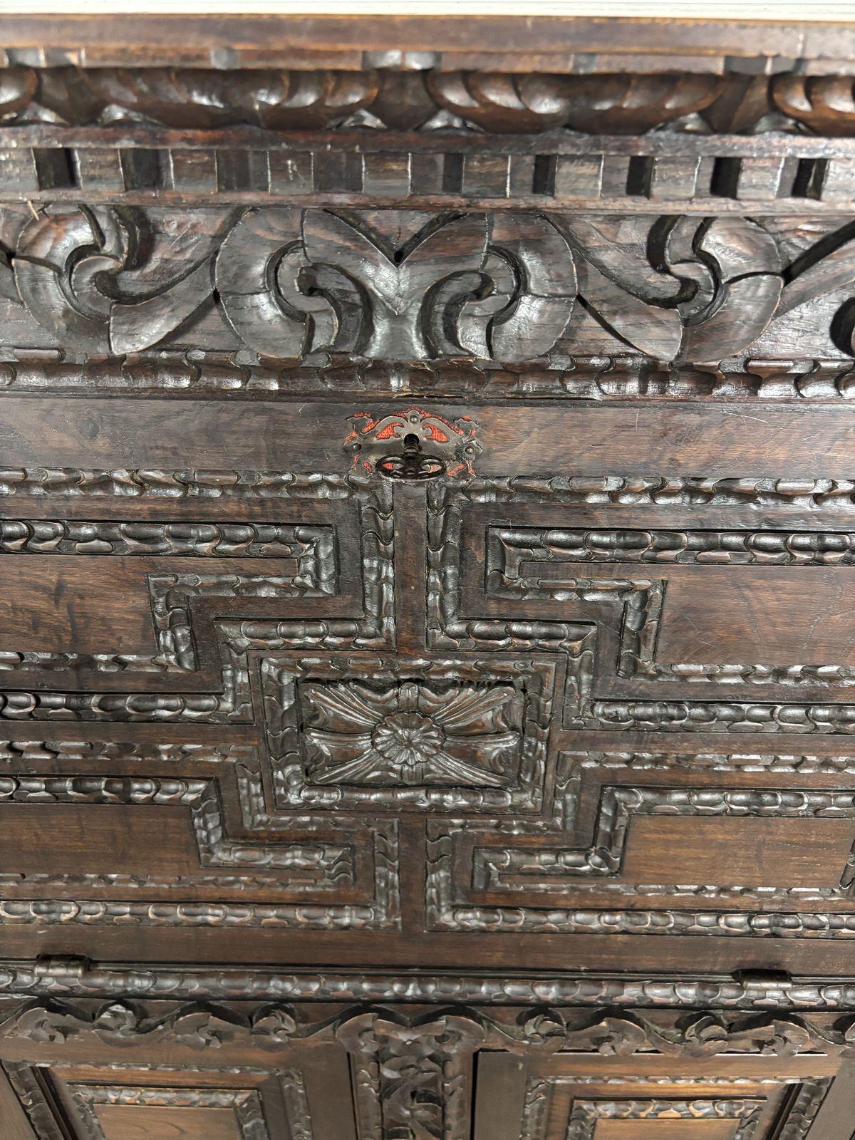 Meubels 19e-eeuws barok eiken abattant met diep gesneden decoratie photo