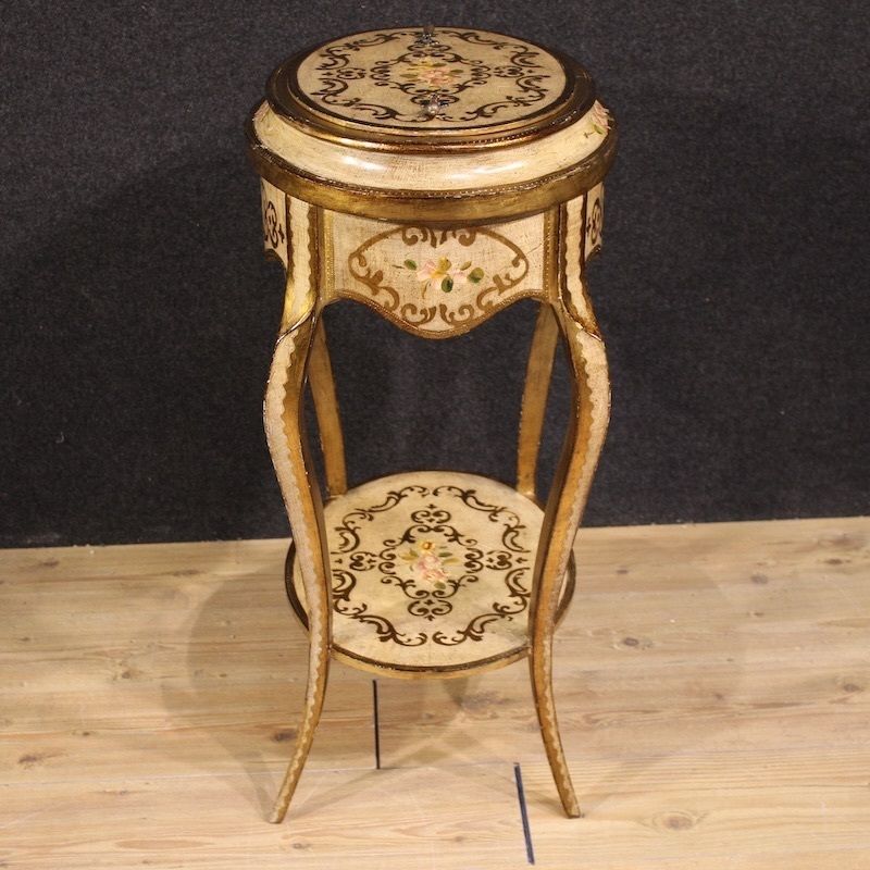 Table d'appoint toscane laquée, dorée et peinte, XXe siècle photo for sale
