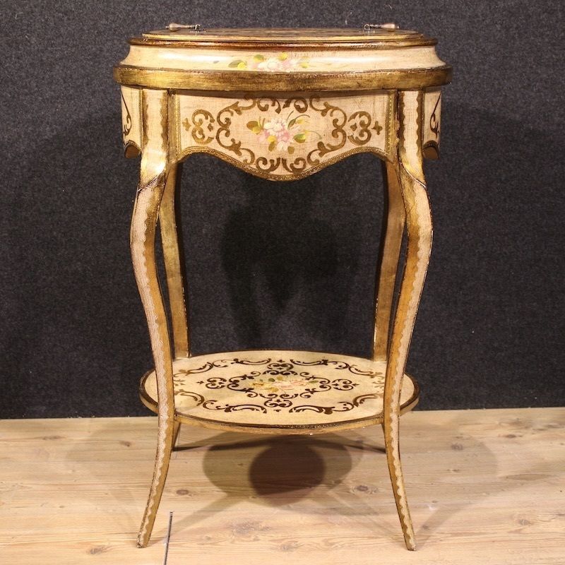 photo furniture Table d'appoint toscane laquée, dorée et peinte, XXe siècle