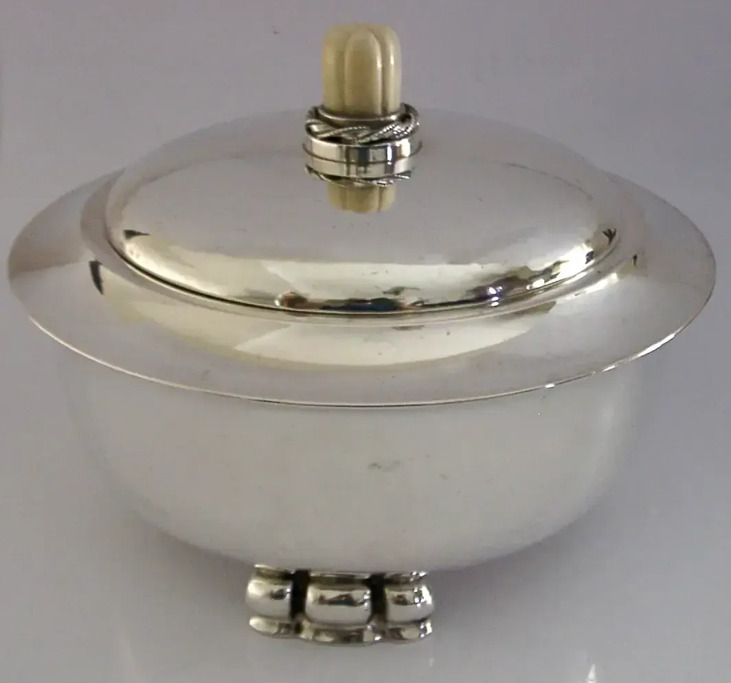 Grand bol couvert en argent massif 835, Arts & Crafts, 470 g, vers 1920, planisphérique photo for sale