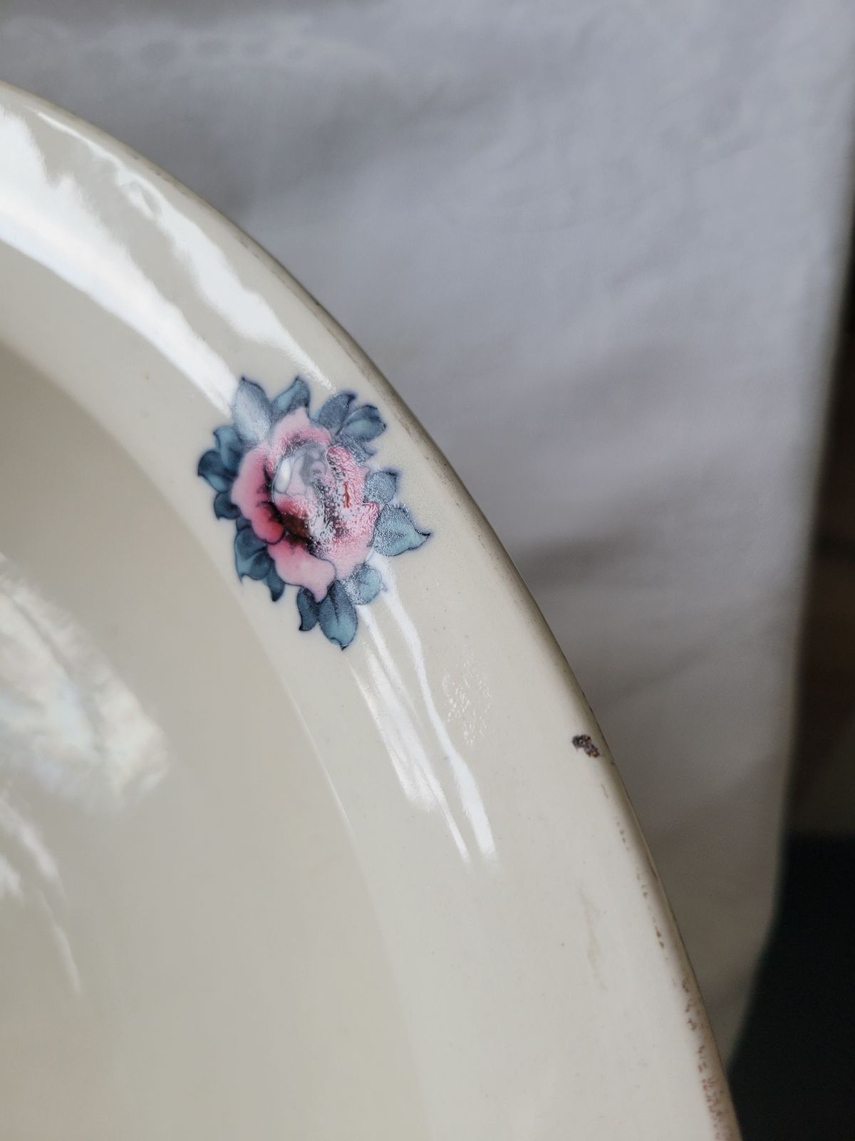 photo furniture Keeling & Co Losol Ware ‘Kensington’ Wash Bowl – Early 20th Century, Large 42cm
