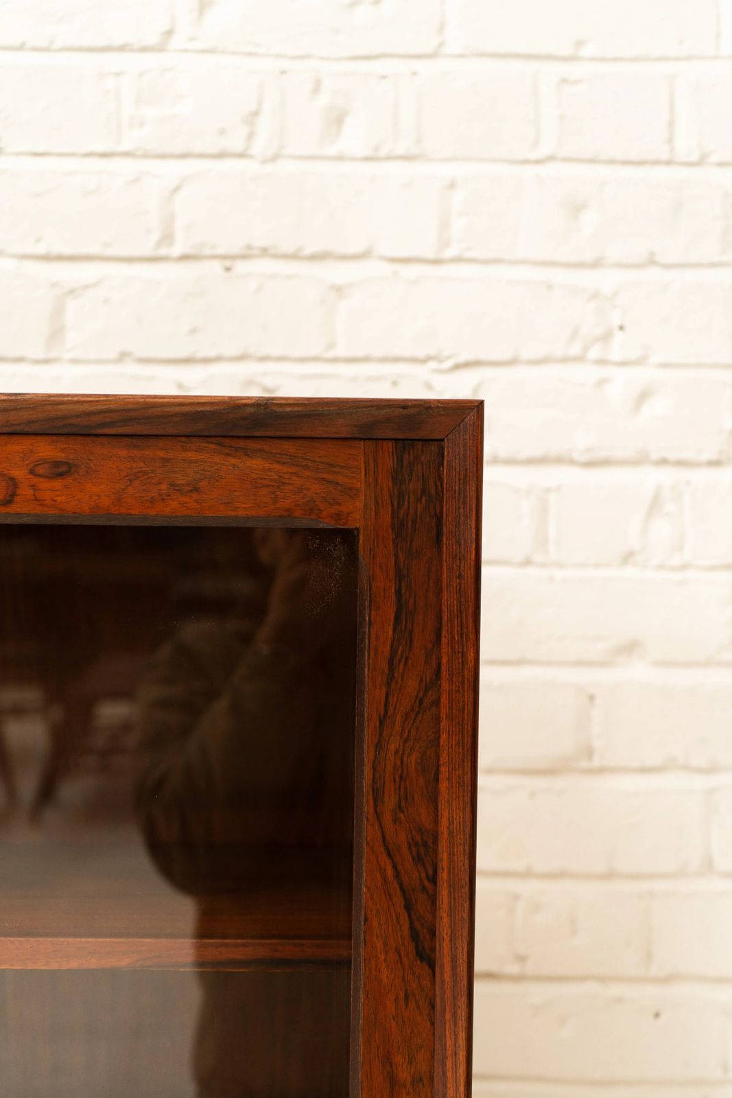 photo vinterior Poul Hundevad Rosewood & Glass Bookshelf
