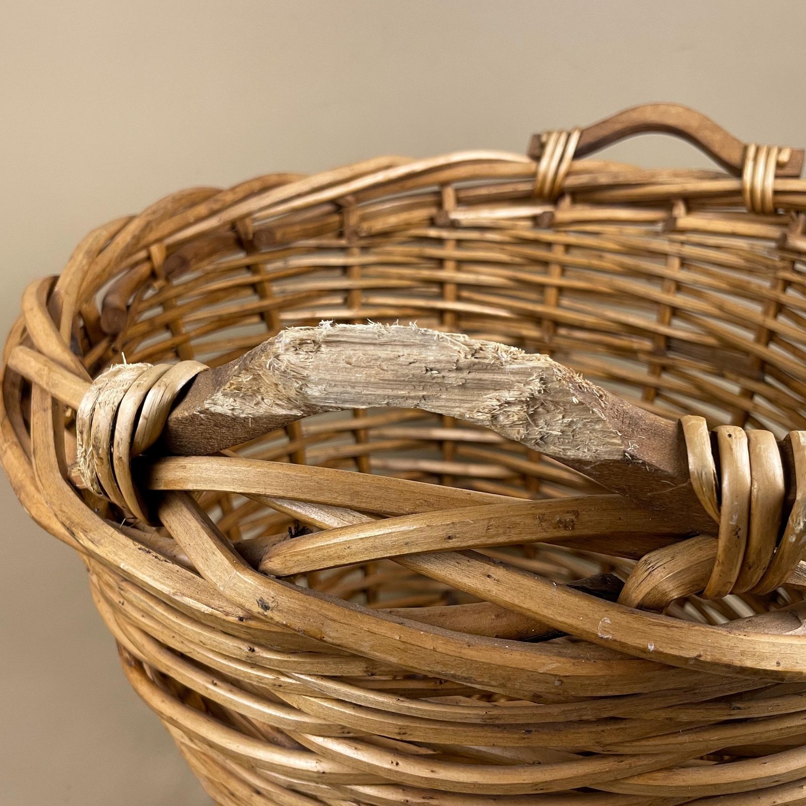 photo vinterior Large Round Basket Woven Wicker Brown Antique Storage Farmhouse Cottage Cane Wood Handles Logs Fireplace Fire Side Cylinder Wooden
