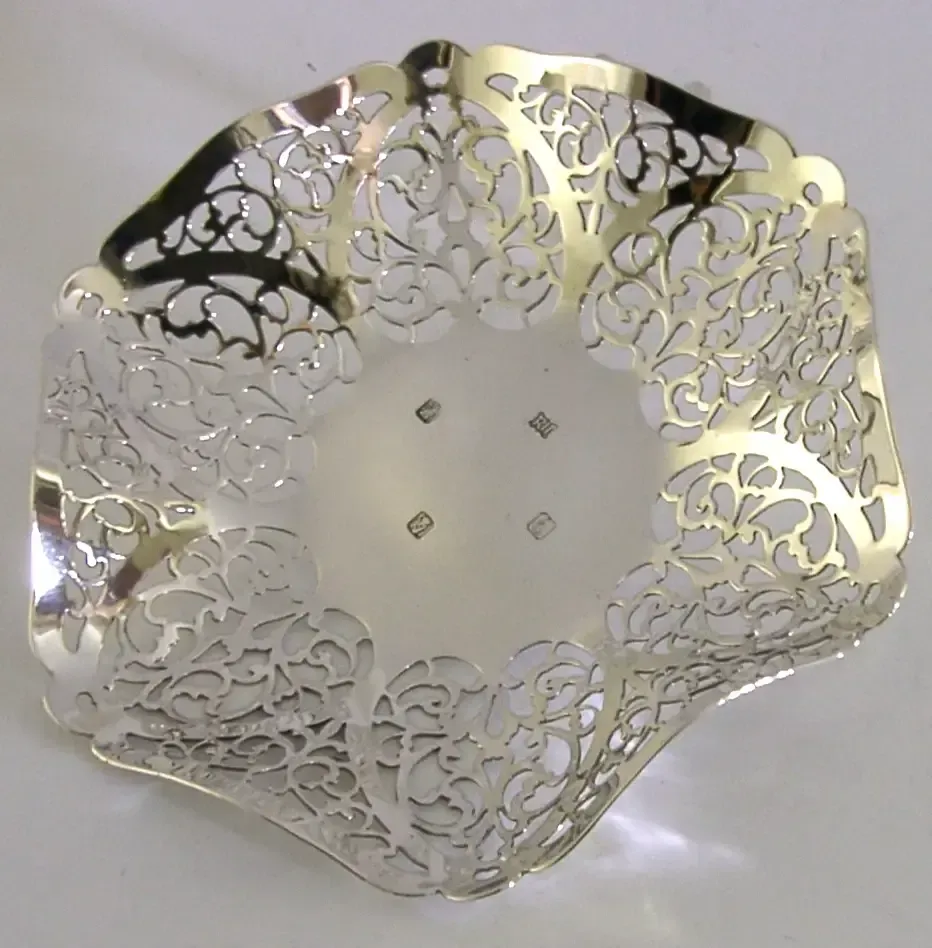 Pretty 89g Irish Sterling Silver Bonbon Dish Nut Bowl 1971 Dublin photo furniture