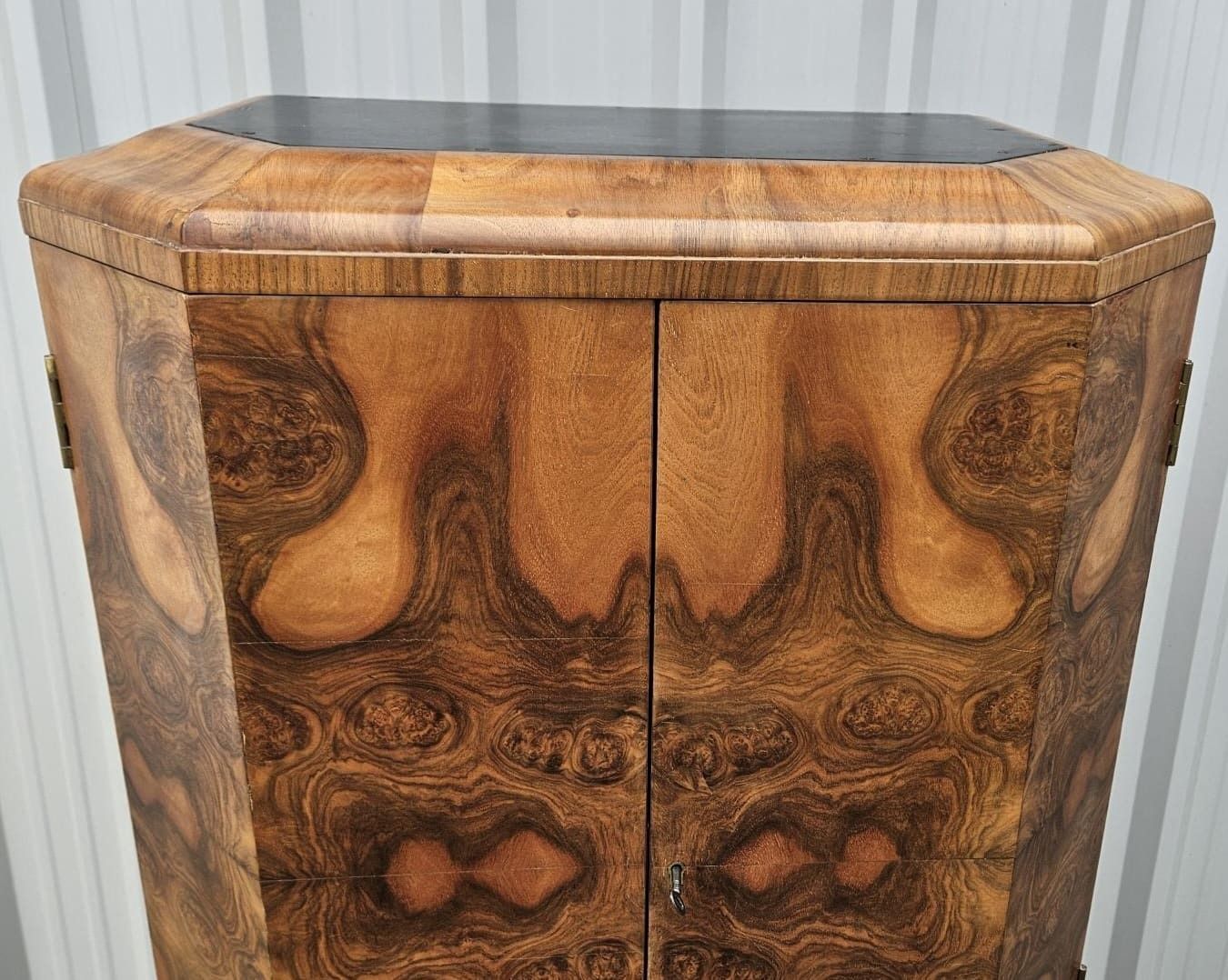 photo vinterior British Art Deco Cocktail Bar With Stunning Figured Walnut