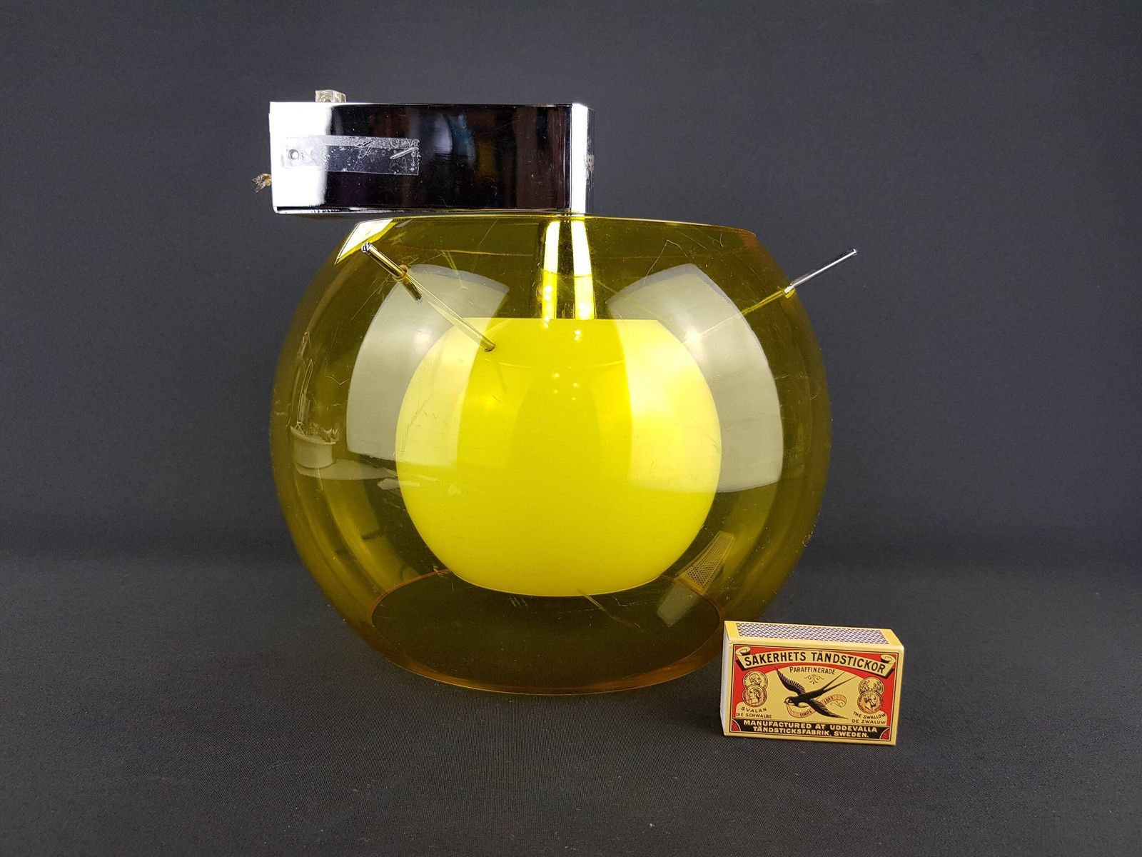 Vintage Rossetti Italy Gele Wandlamp – Mid Century Modern Kunststof Wandlamp – Italiaans Design Jaren 1970 photo furniture