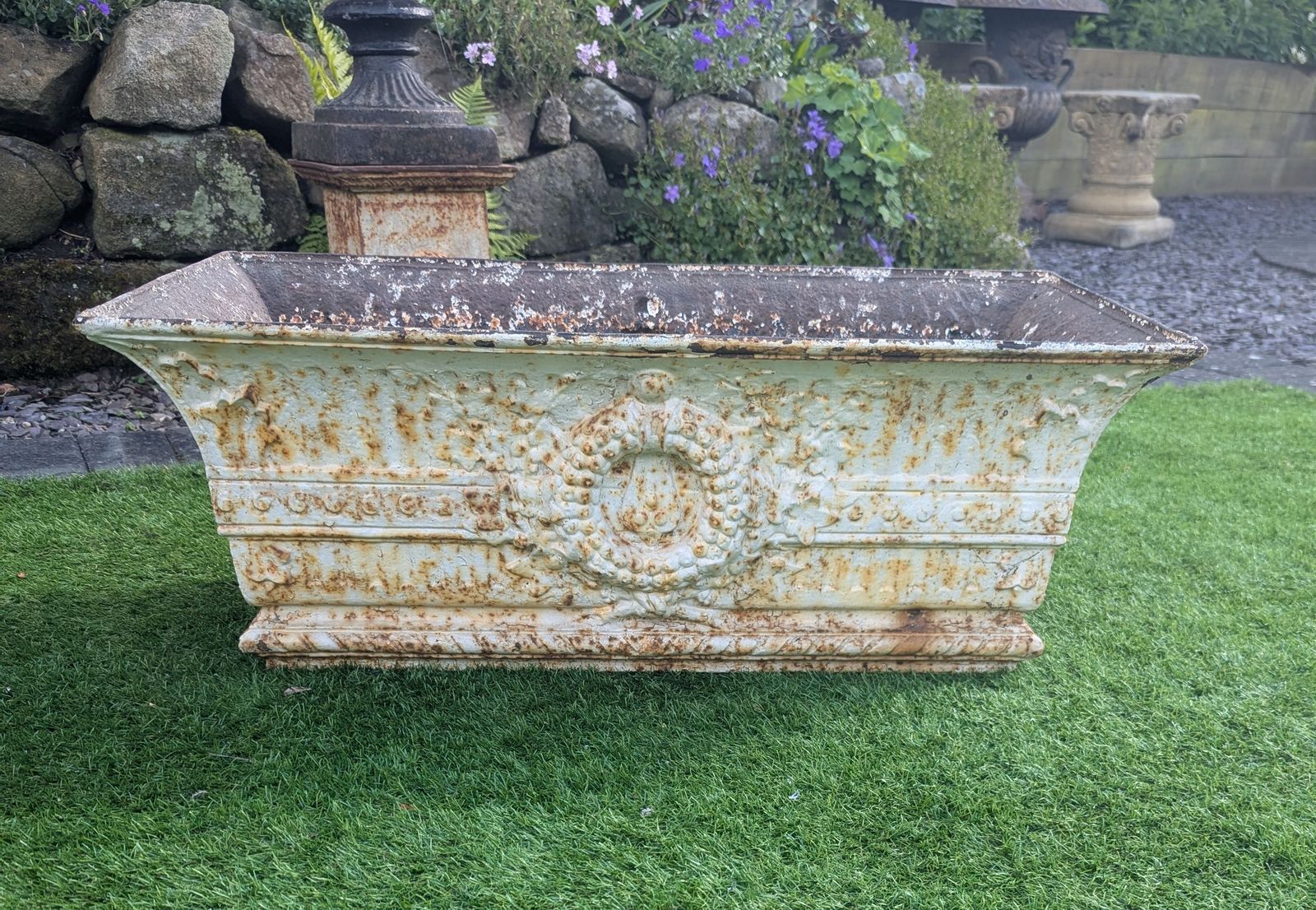 Jardinière de jardin cannelée en fer d'époque victorienne, motif couronne de feuillage, livraison disponible 0324. photo vintage