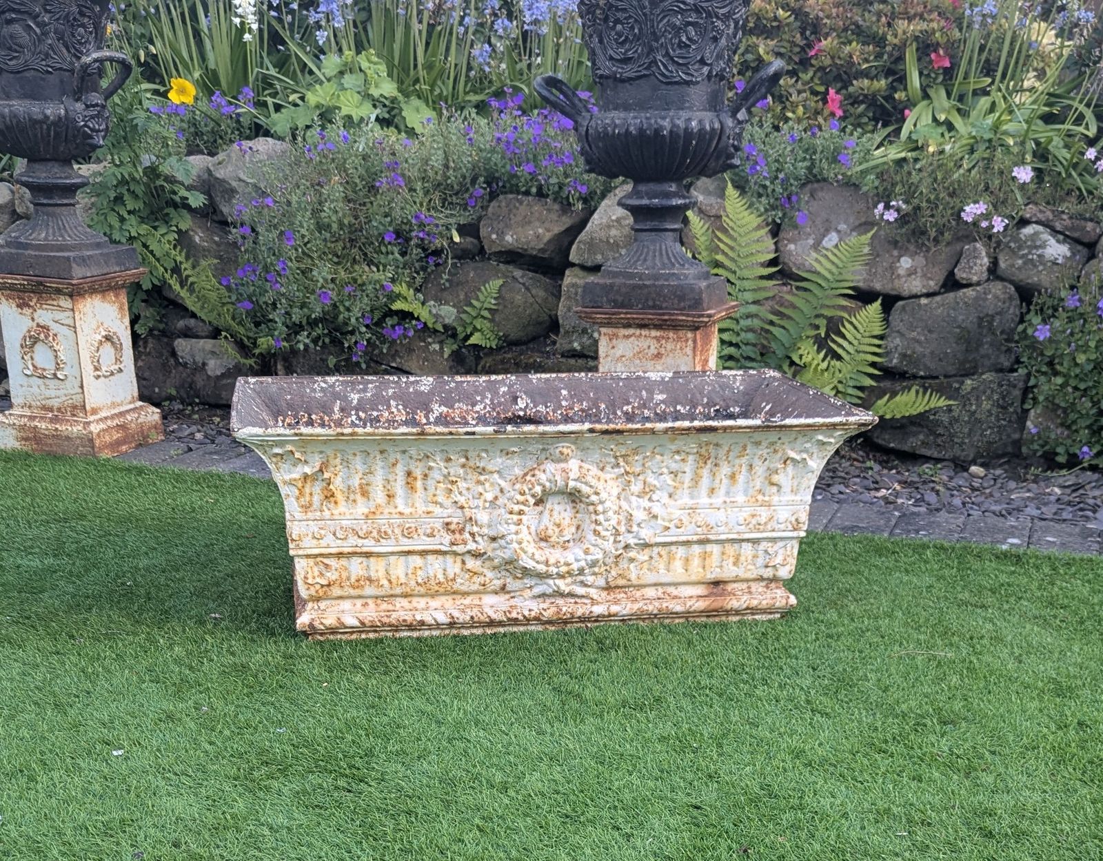 Décoration de jardin Jardinière de jardin cannelée en fer d'époque victorienne, motif couronne de feuillage, livraison disponible 0324. photo