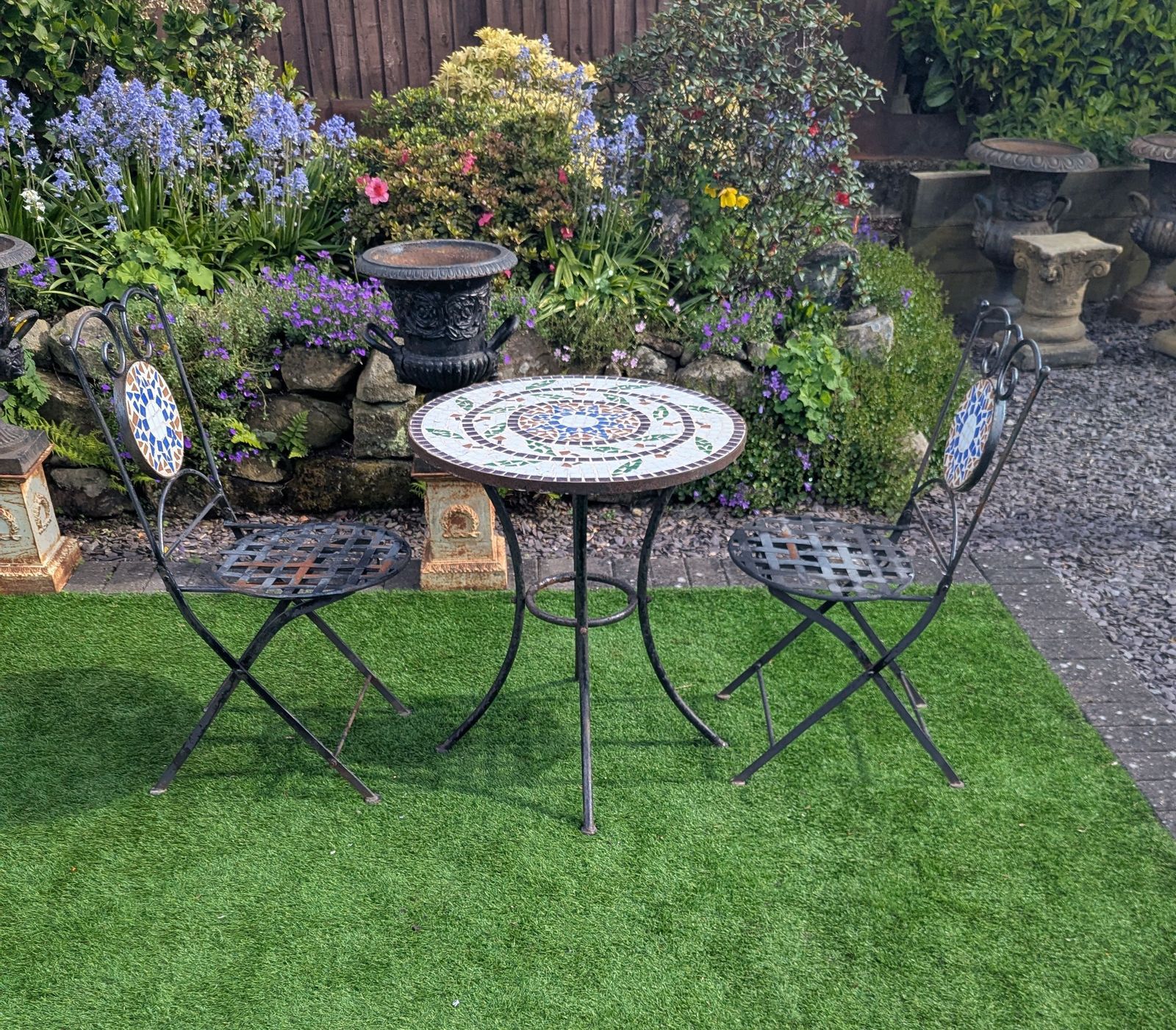 photo furniture Salon de jardin vintage en métal avec détails en mosaïque, livraison disponible 0322