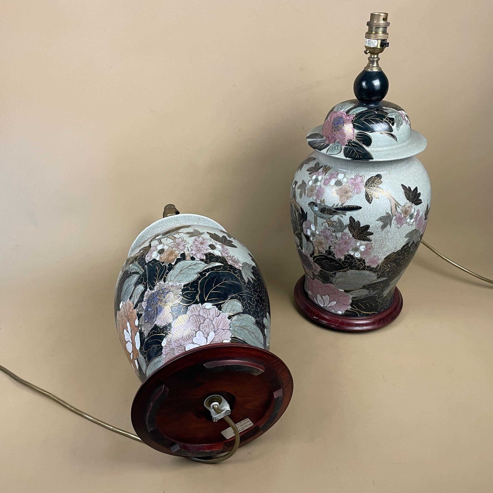 photo vinterior Pair Of Large Oriental Antique Ceramic Lamp Light Bedside Table Hand Painted Floral Design Wood Base Chinese Vase Vintage Brass Ginger Jar