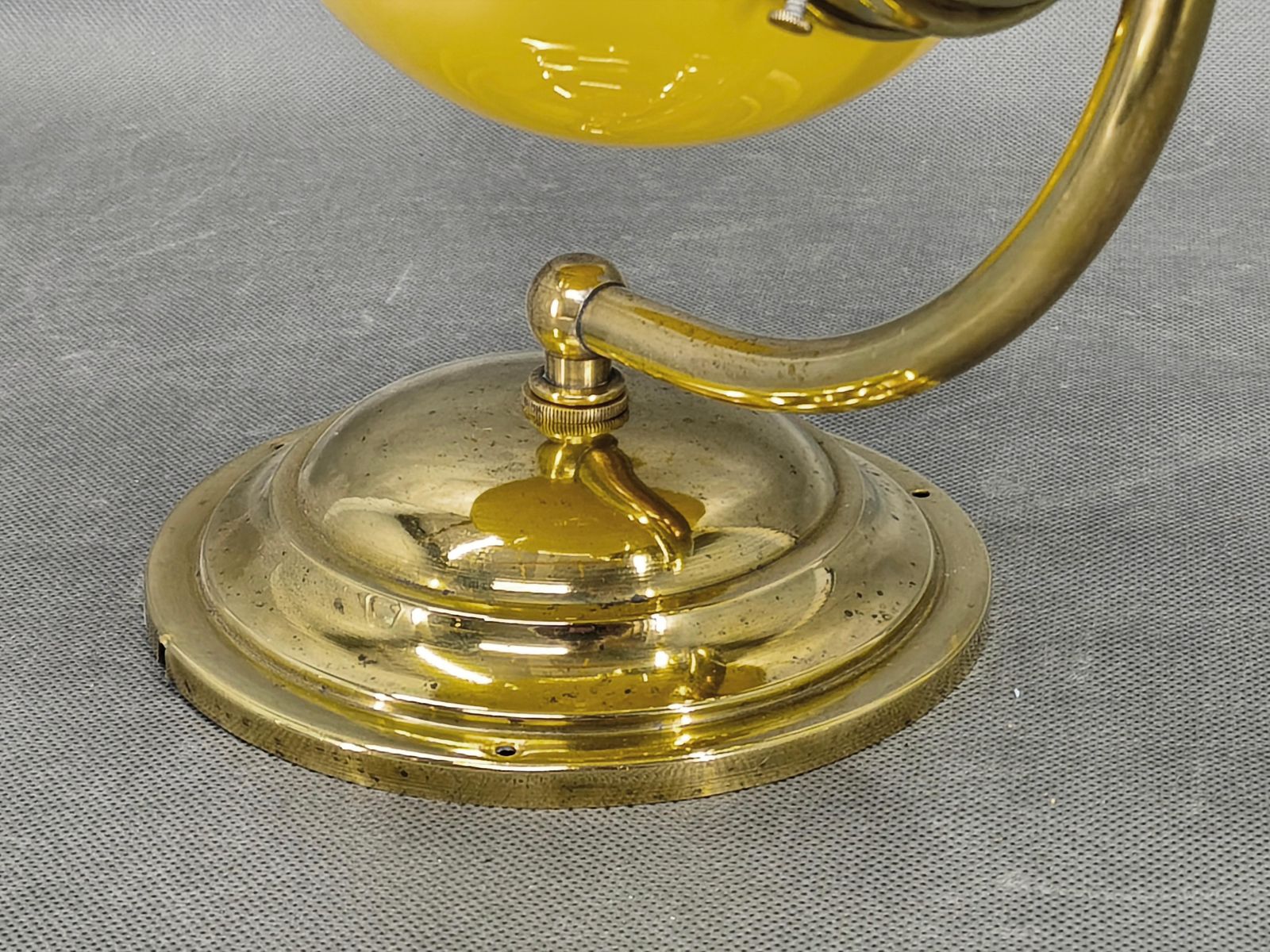 Tsjechische art deco wandlamp van messing en champagneglas, jaren 1930 photo 329.0