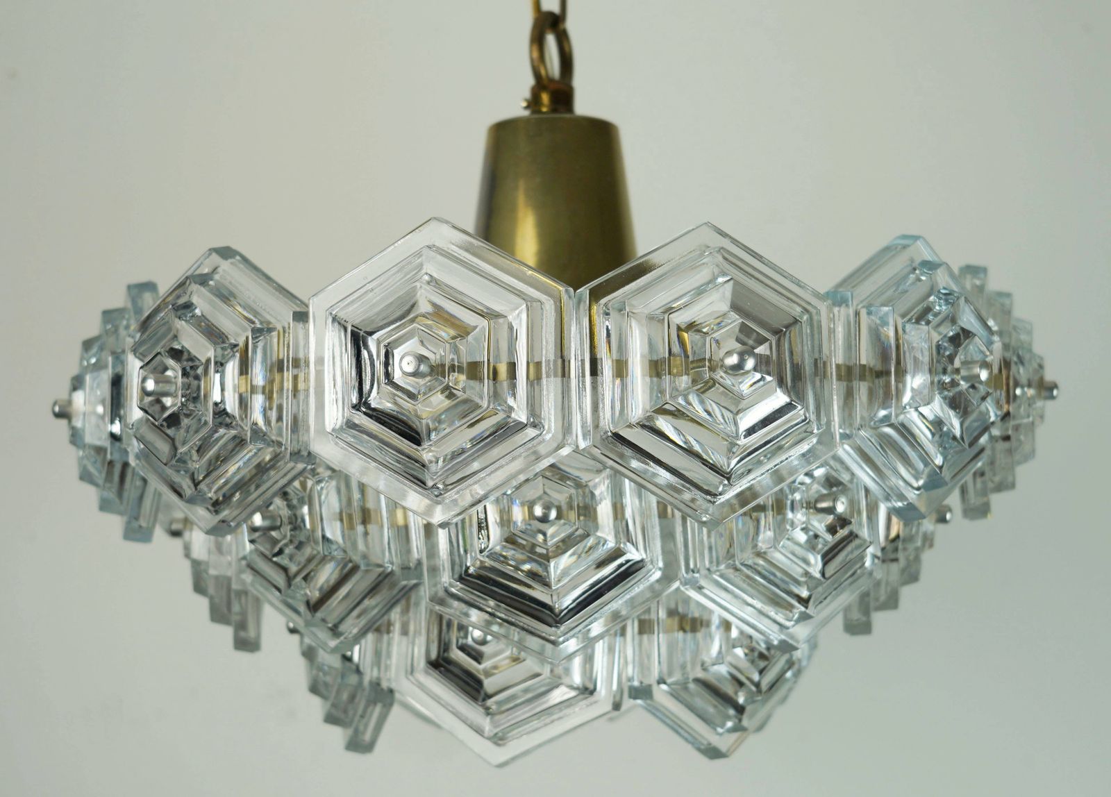 Mid-Century stijl hanglamp met 3 niveaus en 27 zeshoekige glaspanelen, ca. jaren 1960–70. photo furniture