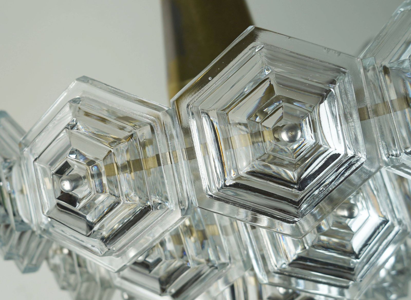 Mid-Century stijl hanglamp met 3 niveaus en 27 zeshoekige glaspanelen, ca. jaren 1960–70. photo vintage