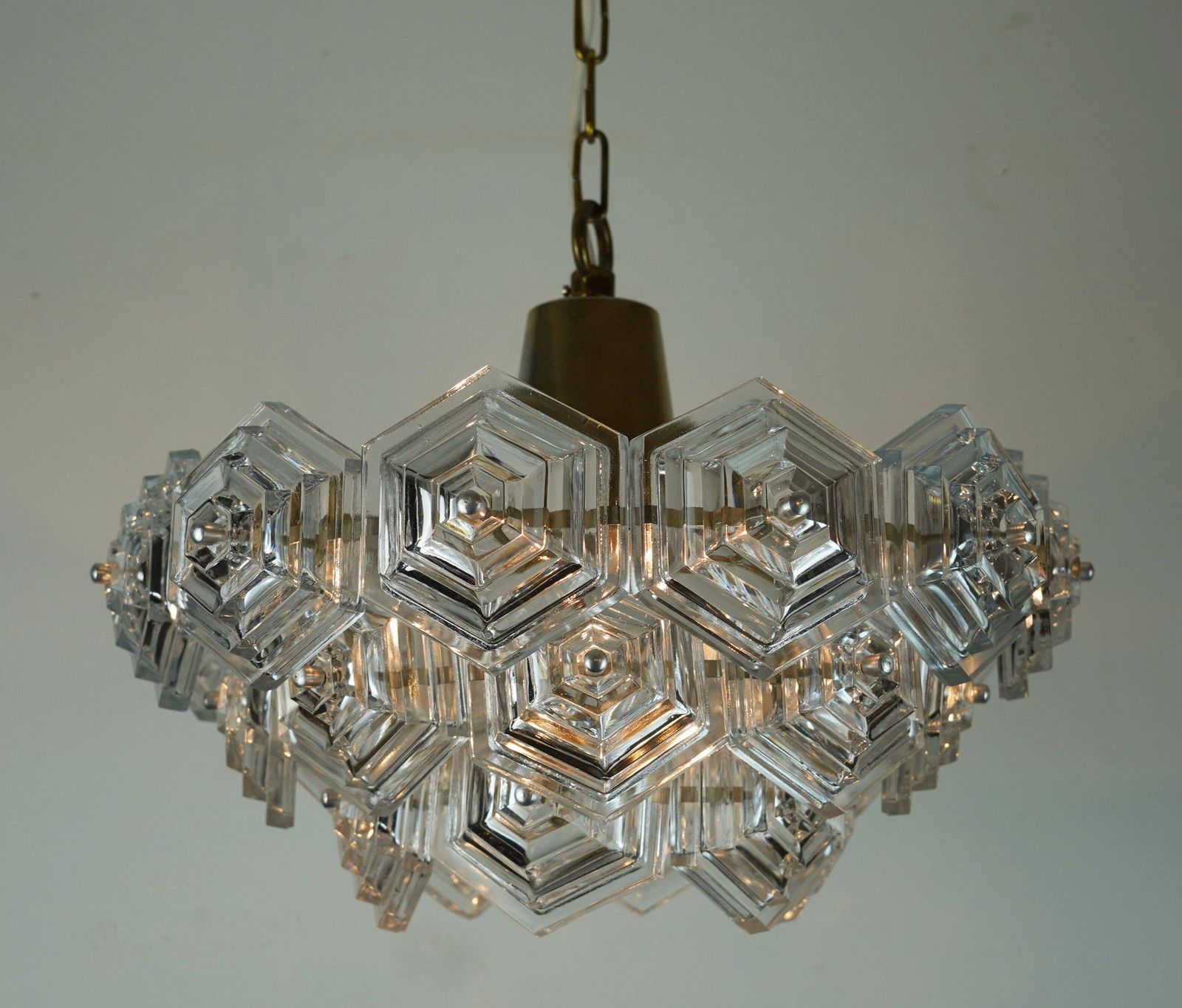 photo furniture Mid-Century stijl hanglamp met 3 niveaus en 27 zeshoekige glaspanelen, ca. jaren 1960–70.