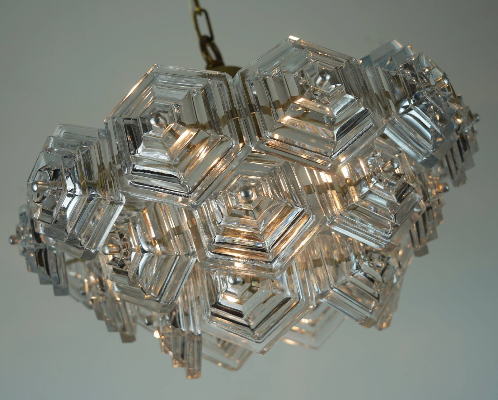 Verlichting Mid-Century stijl hanglamp met 3 niveaus en 27 zeshoekige glaspanelen, ca. jaren 1960–70. photo