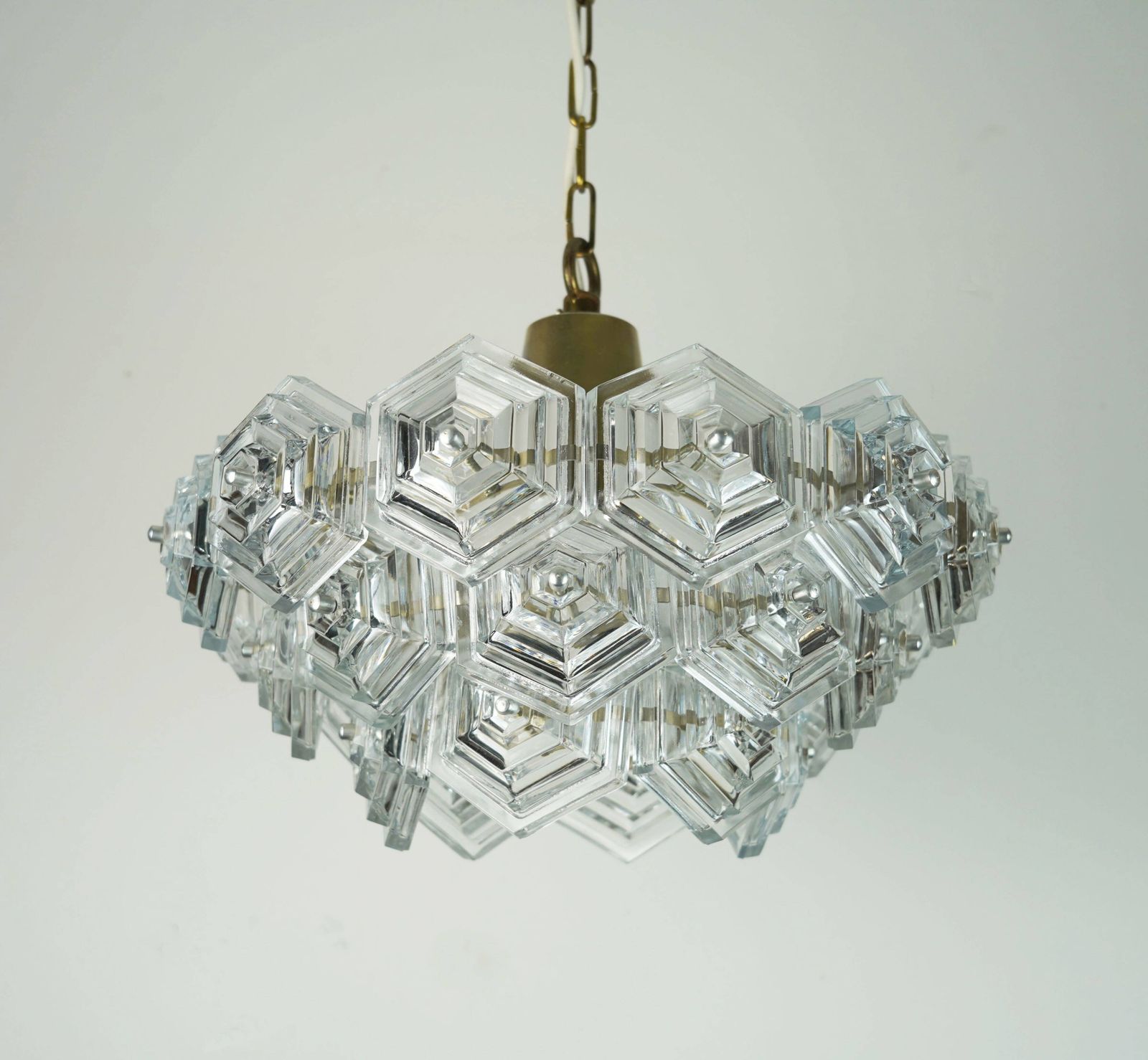 photo vinterior Mid-Century stijl hanglamp met 3 niveaus en 27 zeshoekige glaspanelen, ca. jaren 1960–70.