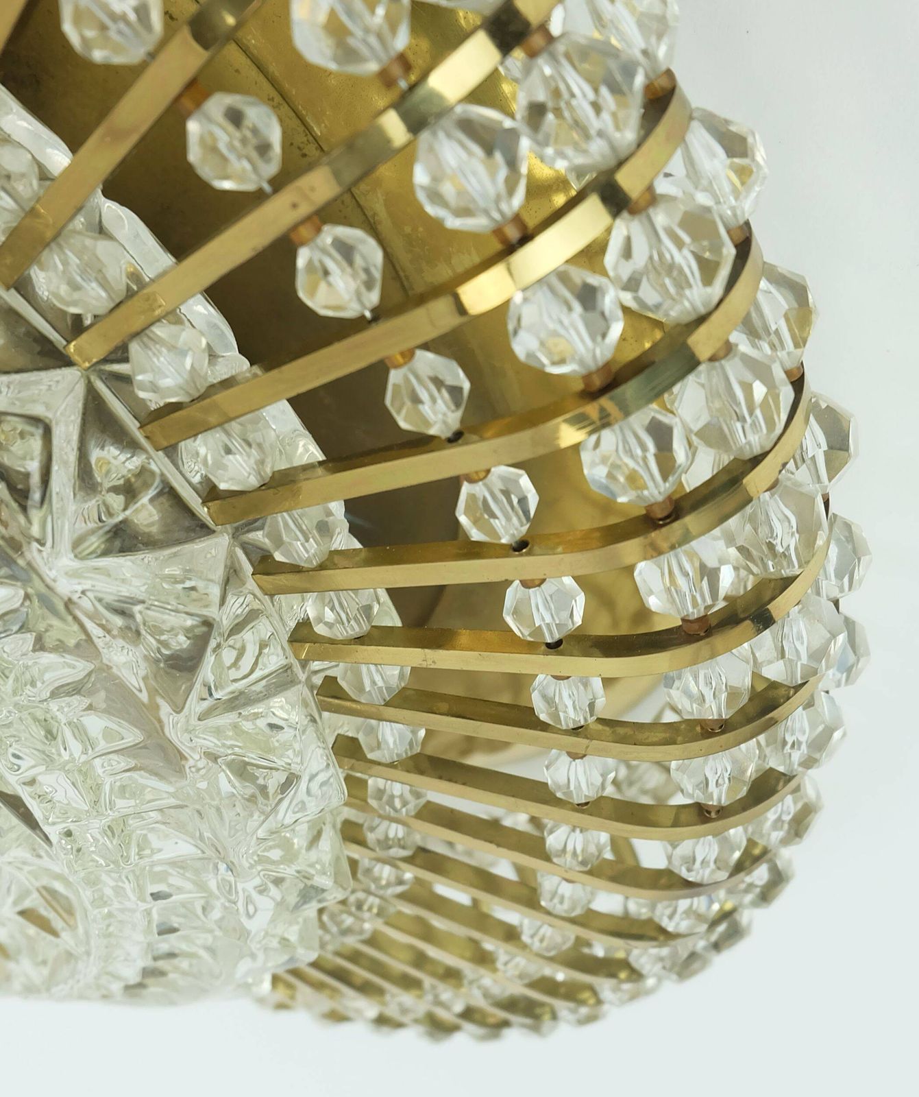 Glamoureuze plafondlamp uit de jaren 1960, messing en glas photo Verlichting