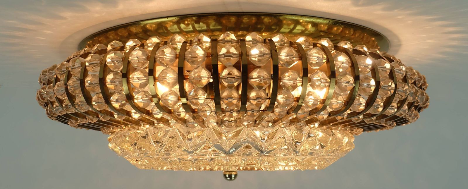 photo furniture Glamoureuze plafondlamp uit de jaren 1960, messing en glas
