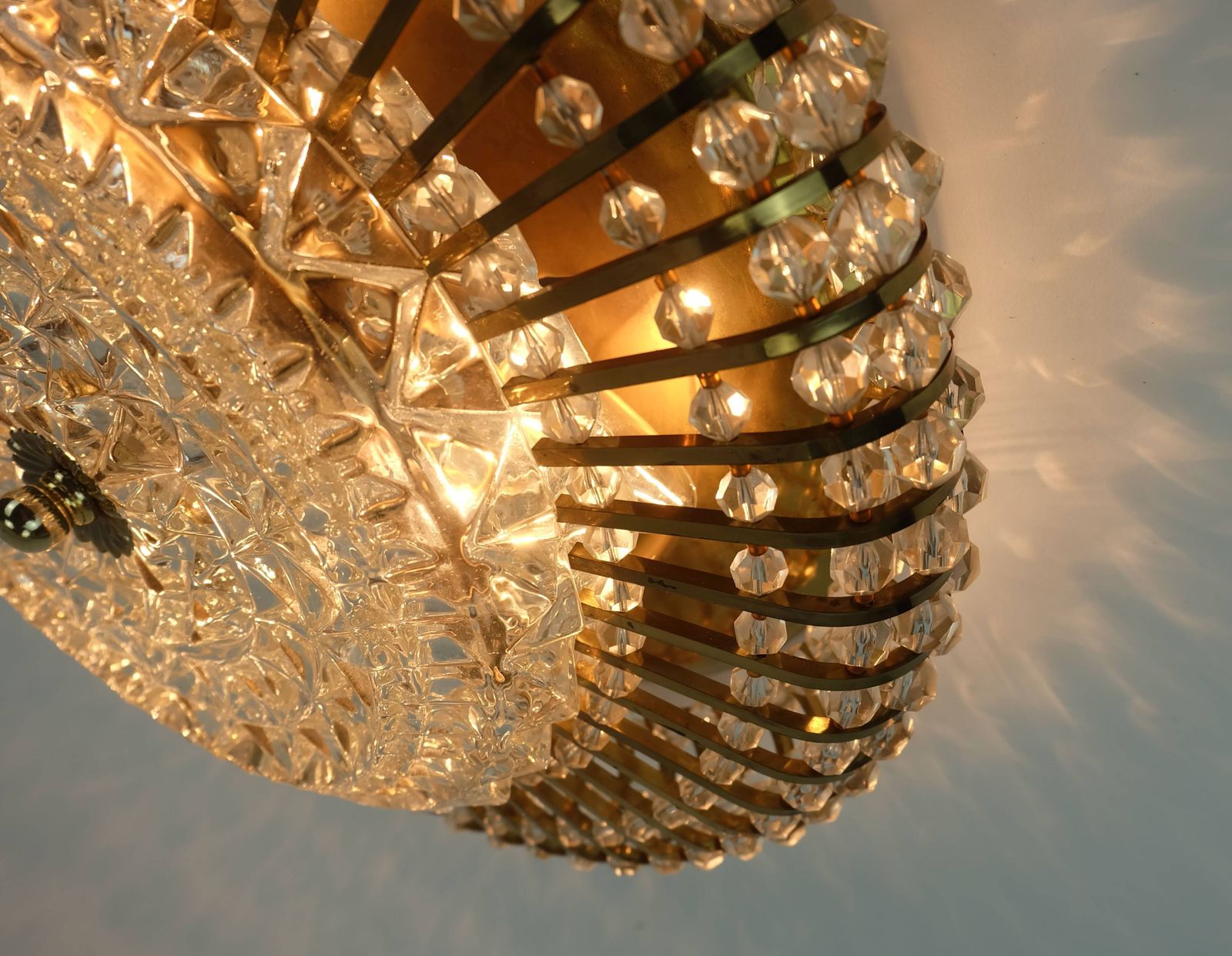 photo vinterior Glamoureuze plafondlamp uit de jaren 1960, messing en glas
