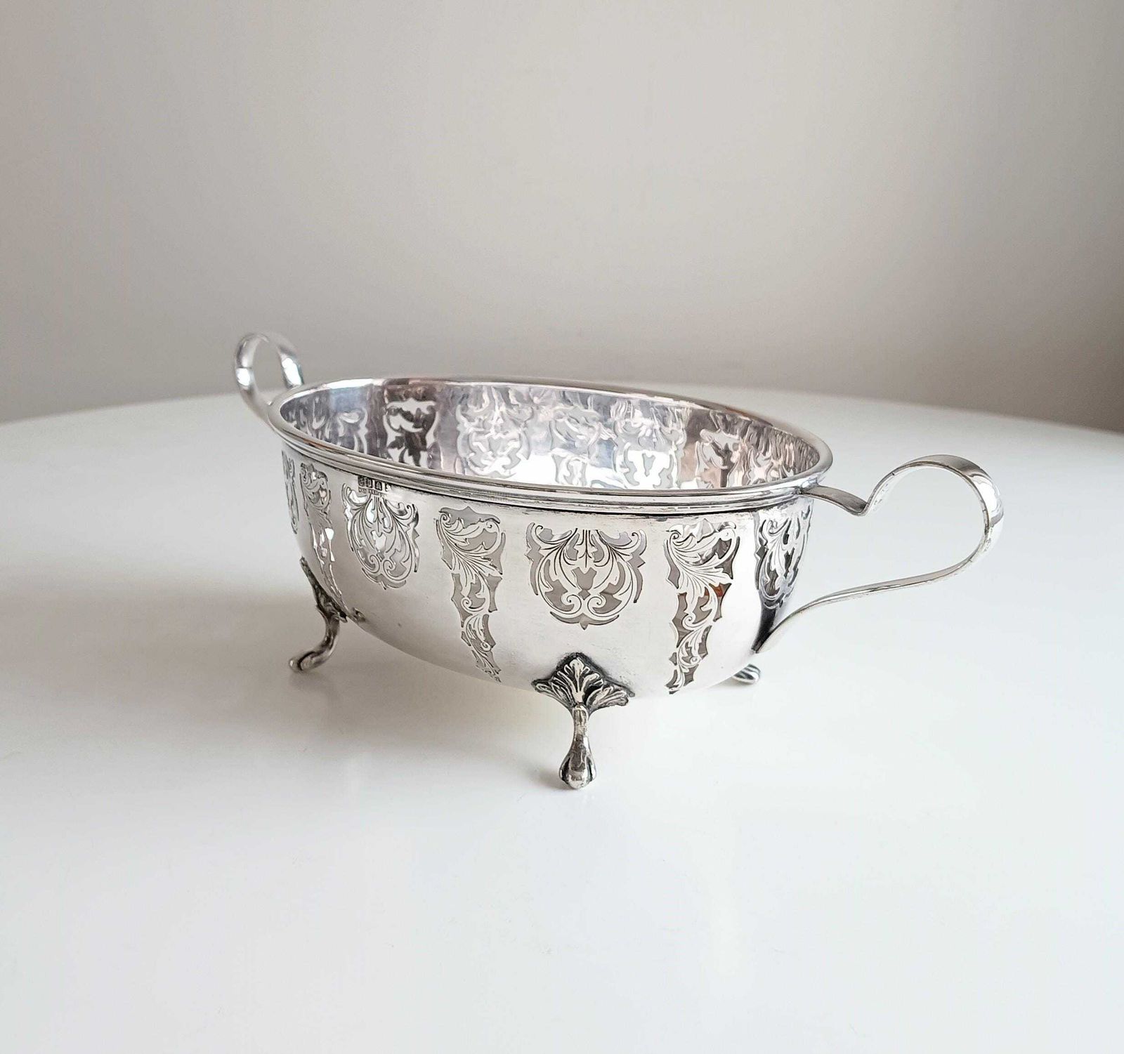 Antiek verzilverde serveerschaal voor broodjes, gebogen handvatten, acanthusvoeties, Belle Époque photo furniture