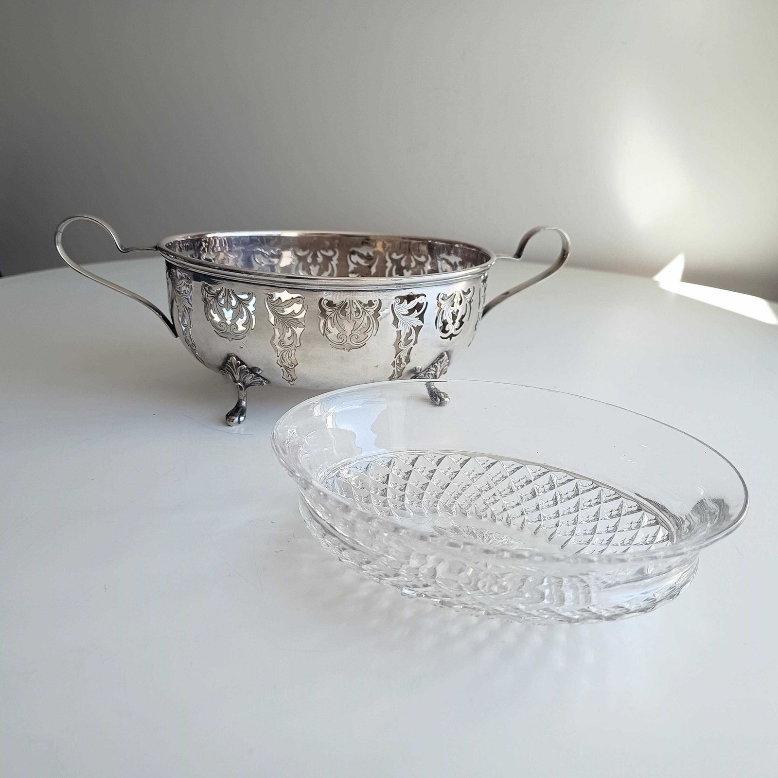 photo vintage Antique Silver Plate Bread Rolls Serving Bowl: Curved Handles, Acanthus Feet, Belle Epoque
