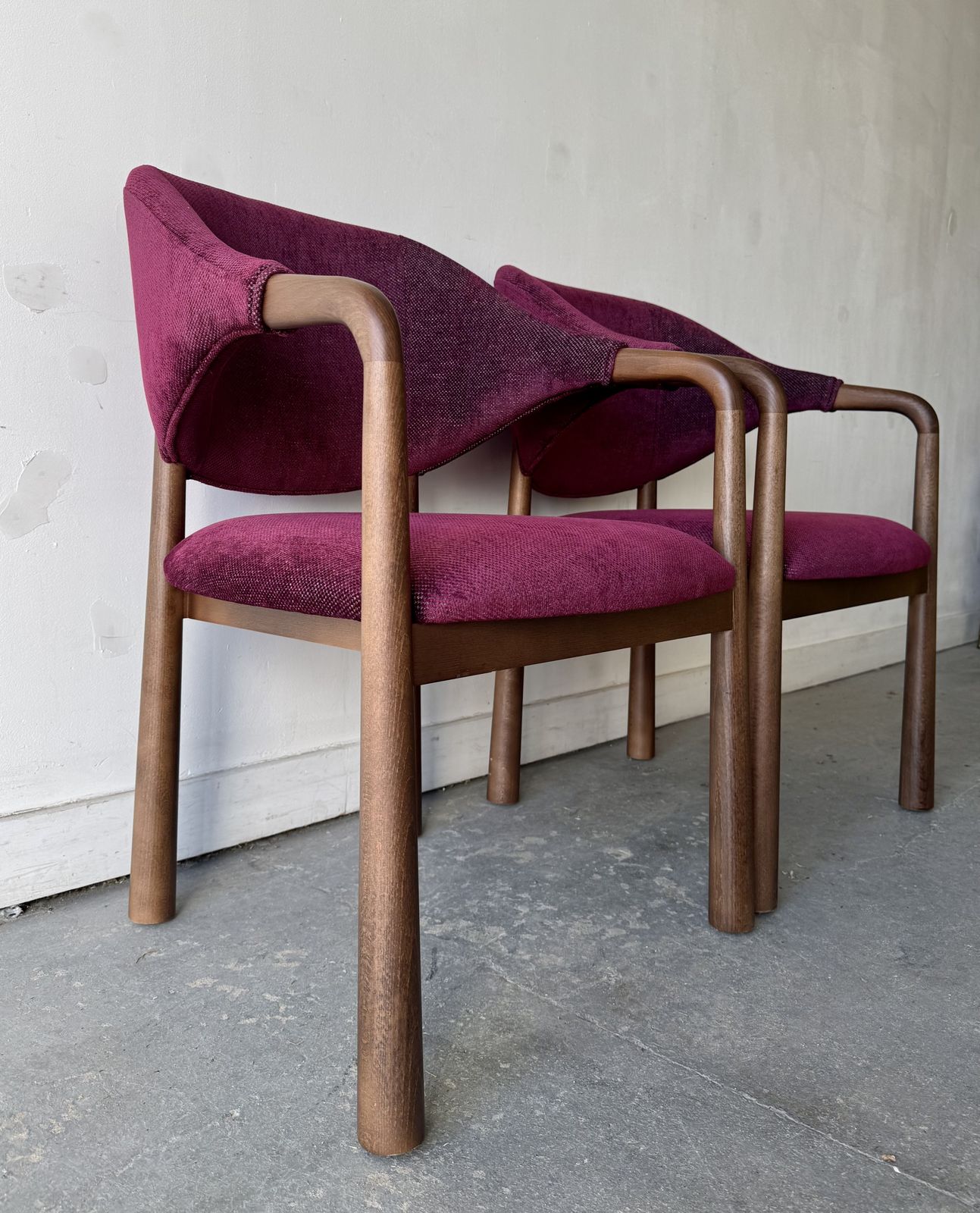 photo furniture Pair Of Purple Velvet Dining Chairs With Arms By Casa Padrino